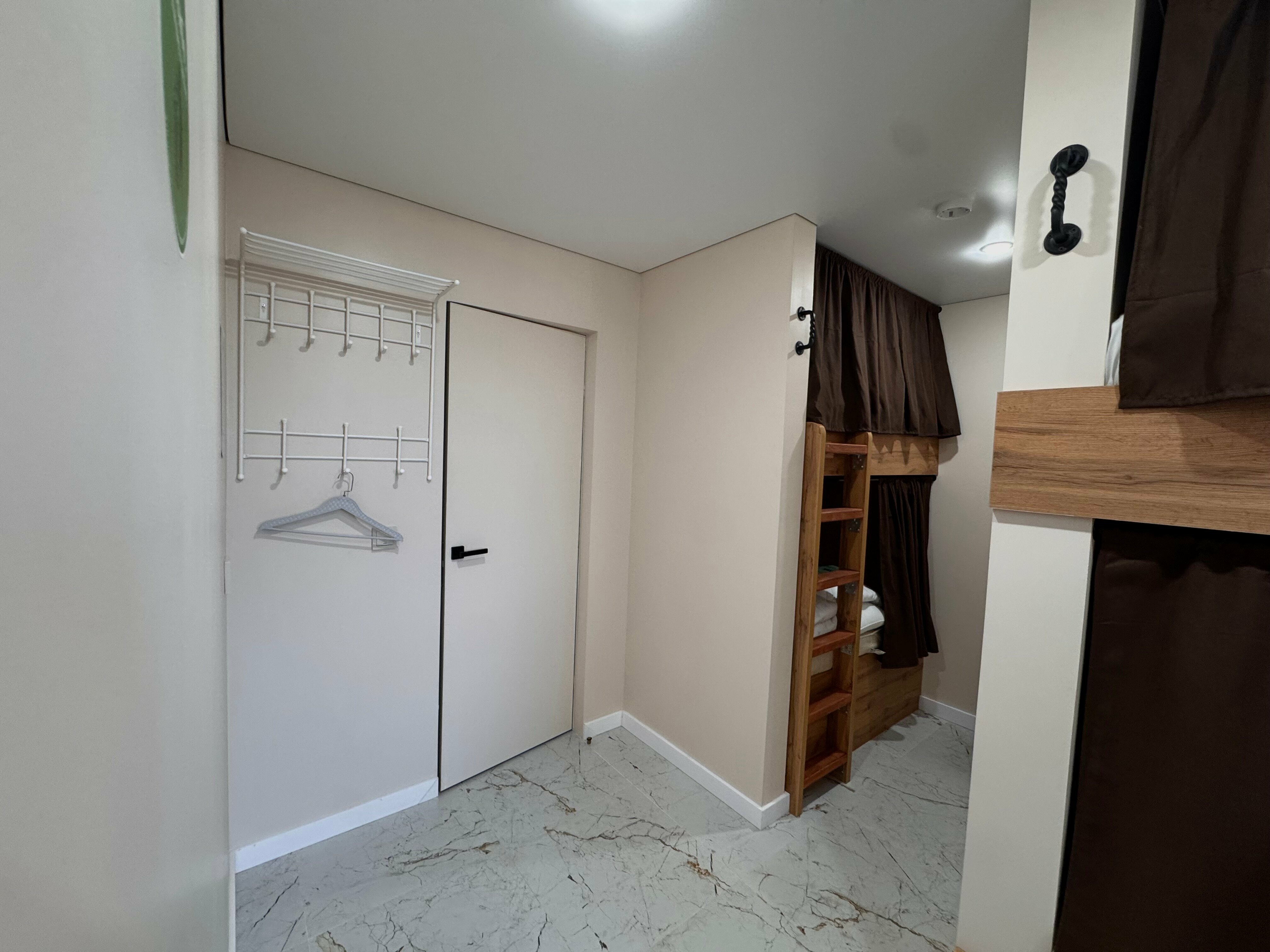 Спальное место на двухъярусной кровати 1400х2000 мм в общем номере для мужчин и женщин.