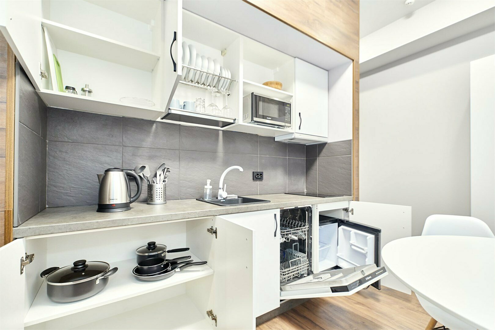 Семейные апартаменты с большой кроватью и диваном