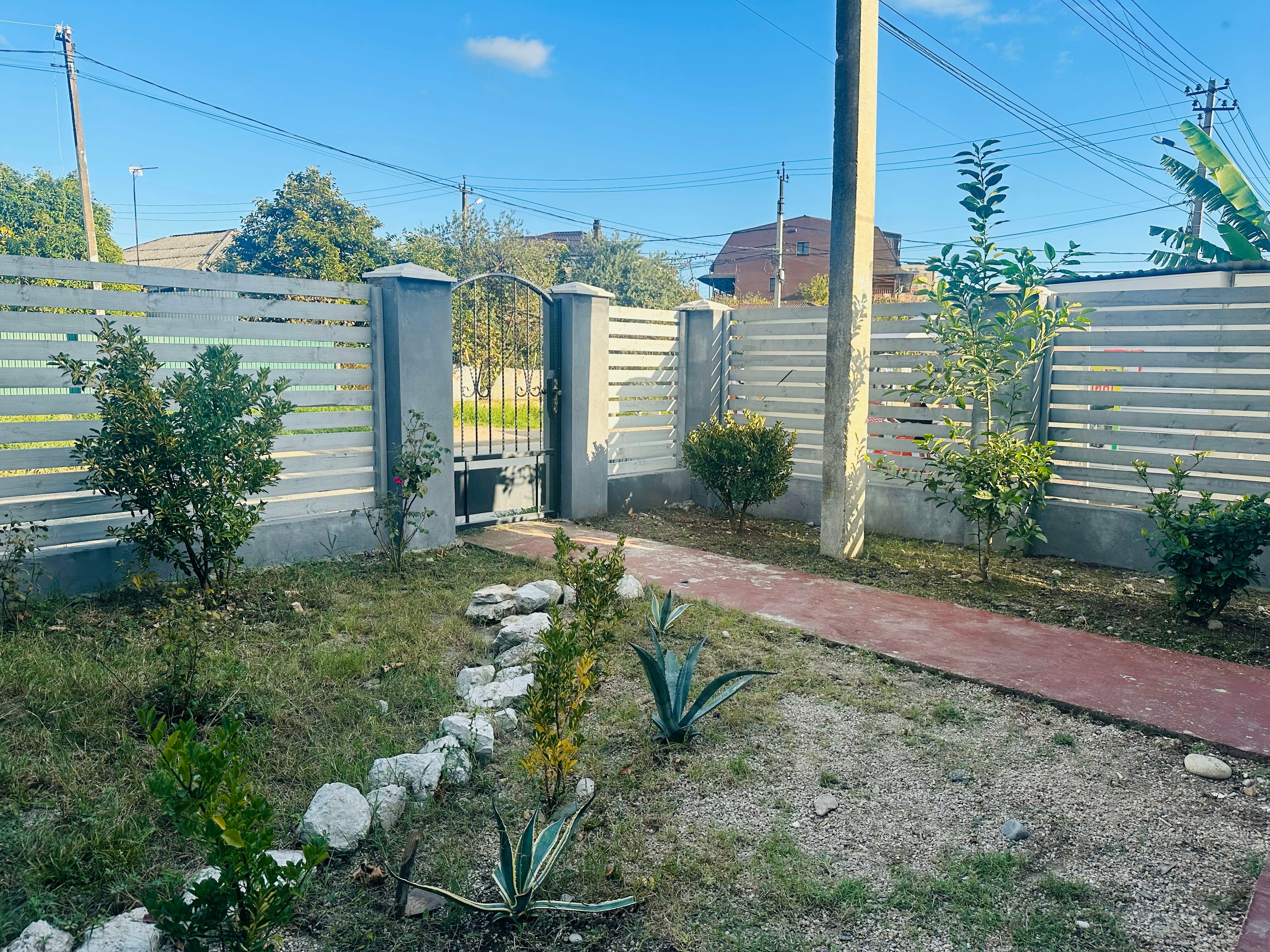 Дом с собственным двориком и кухней