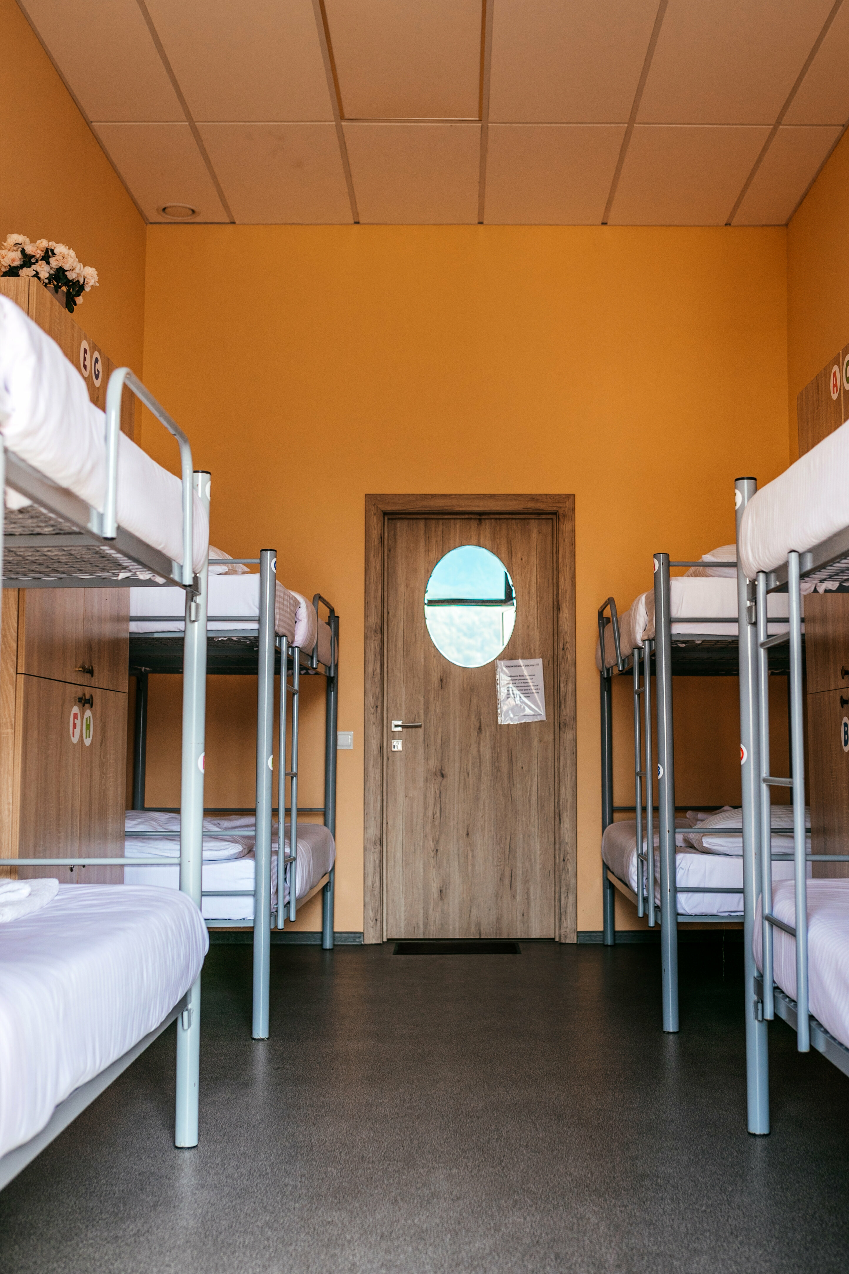 Спальное место на двухъярусной кровати в общем номере для женщин