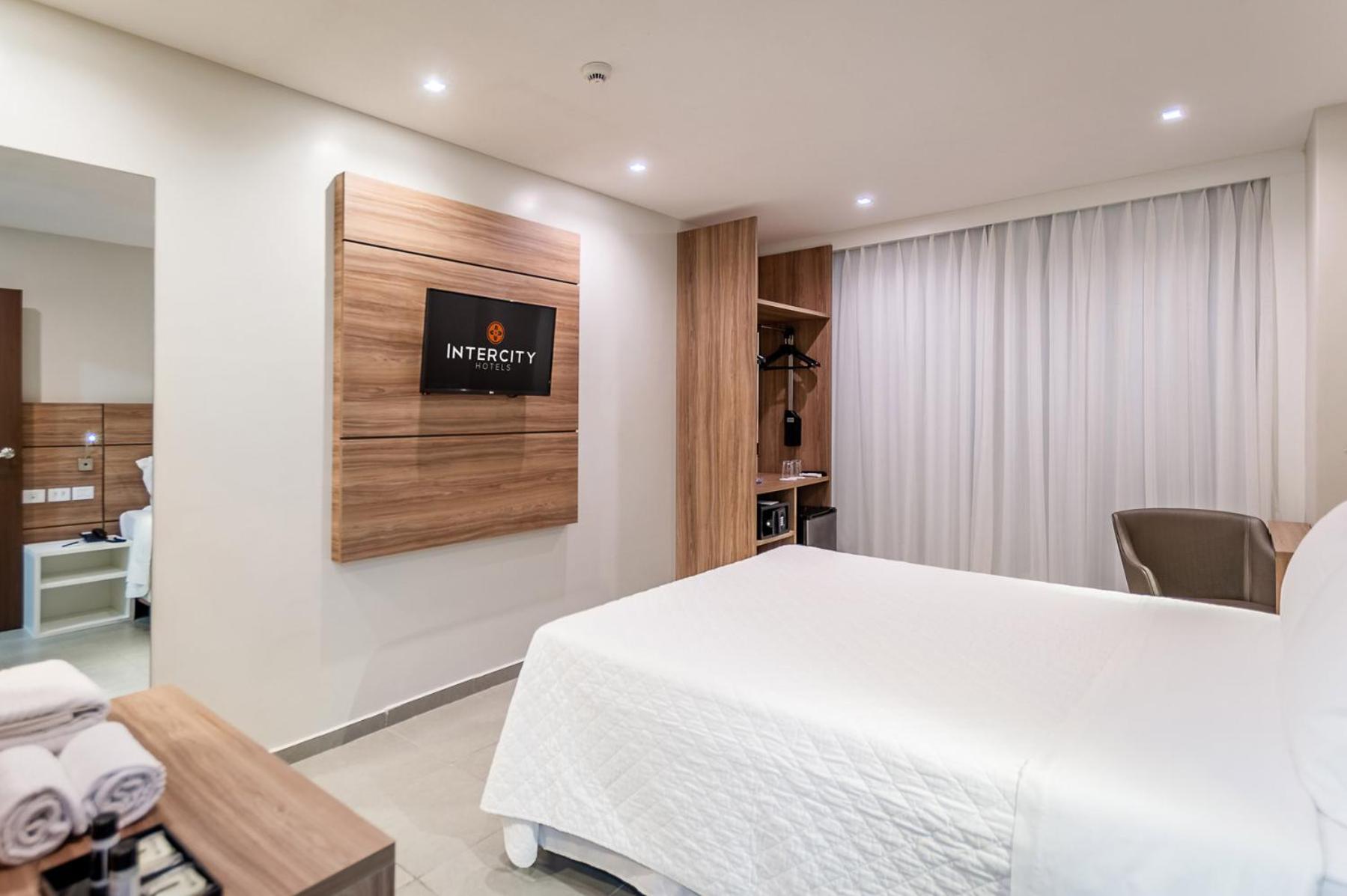 Standard Double - 1 Queen Bed