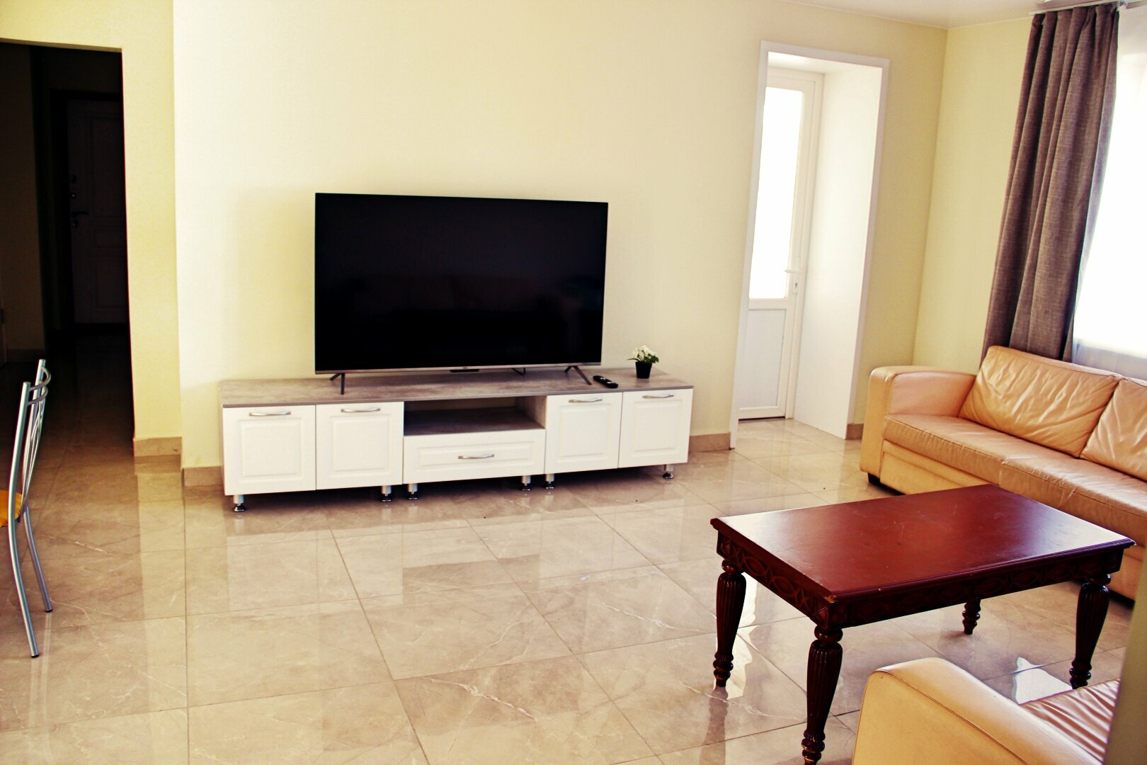 Дом с четырьмя спальнями, кухней, душем, сауной и видом на реку