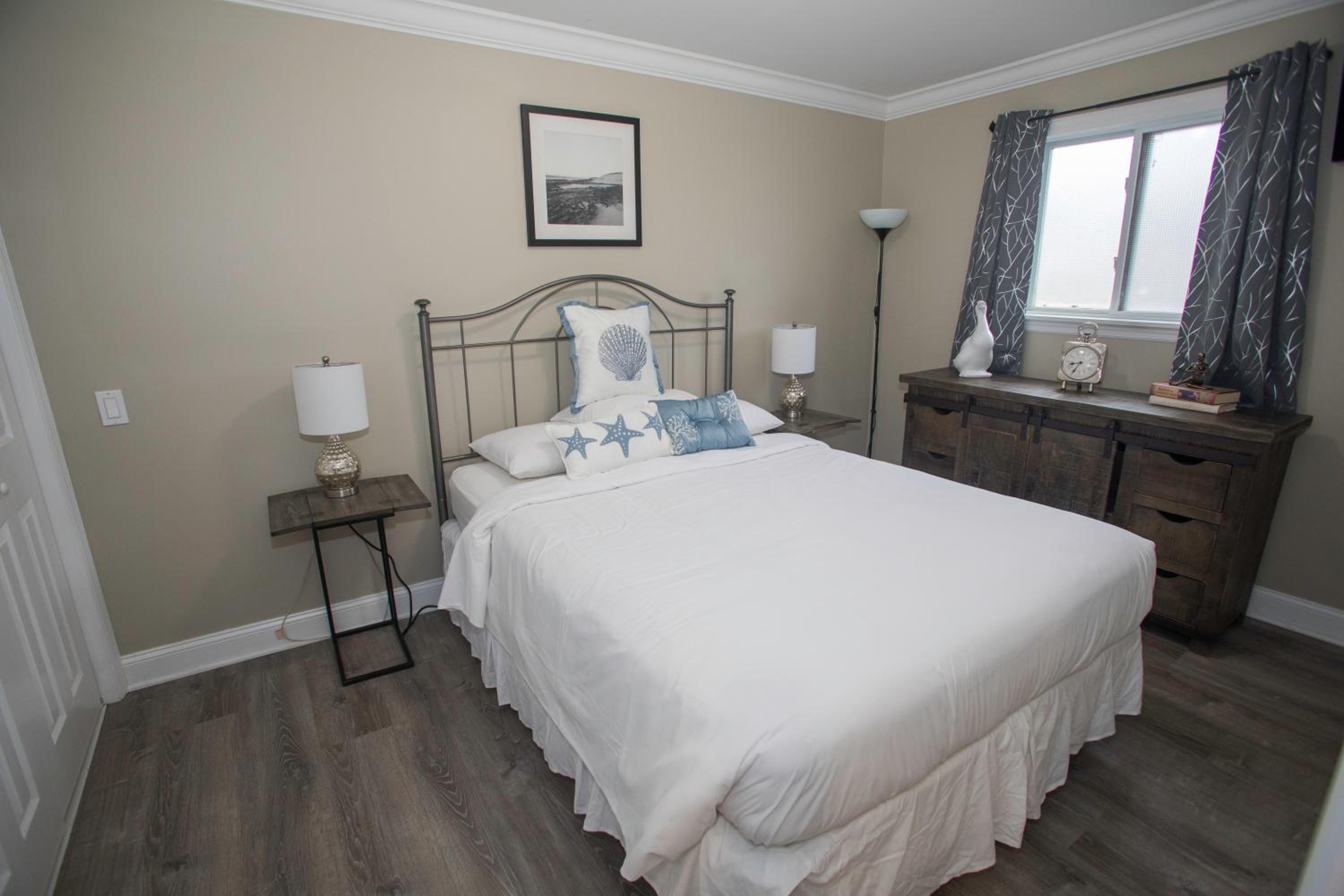 Deluxe One-Bedroom Apartment