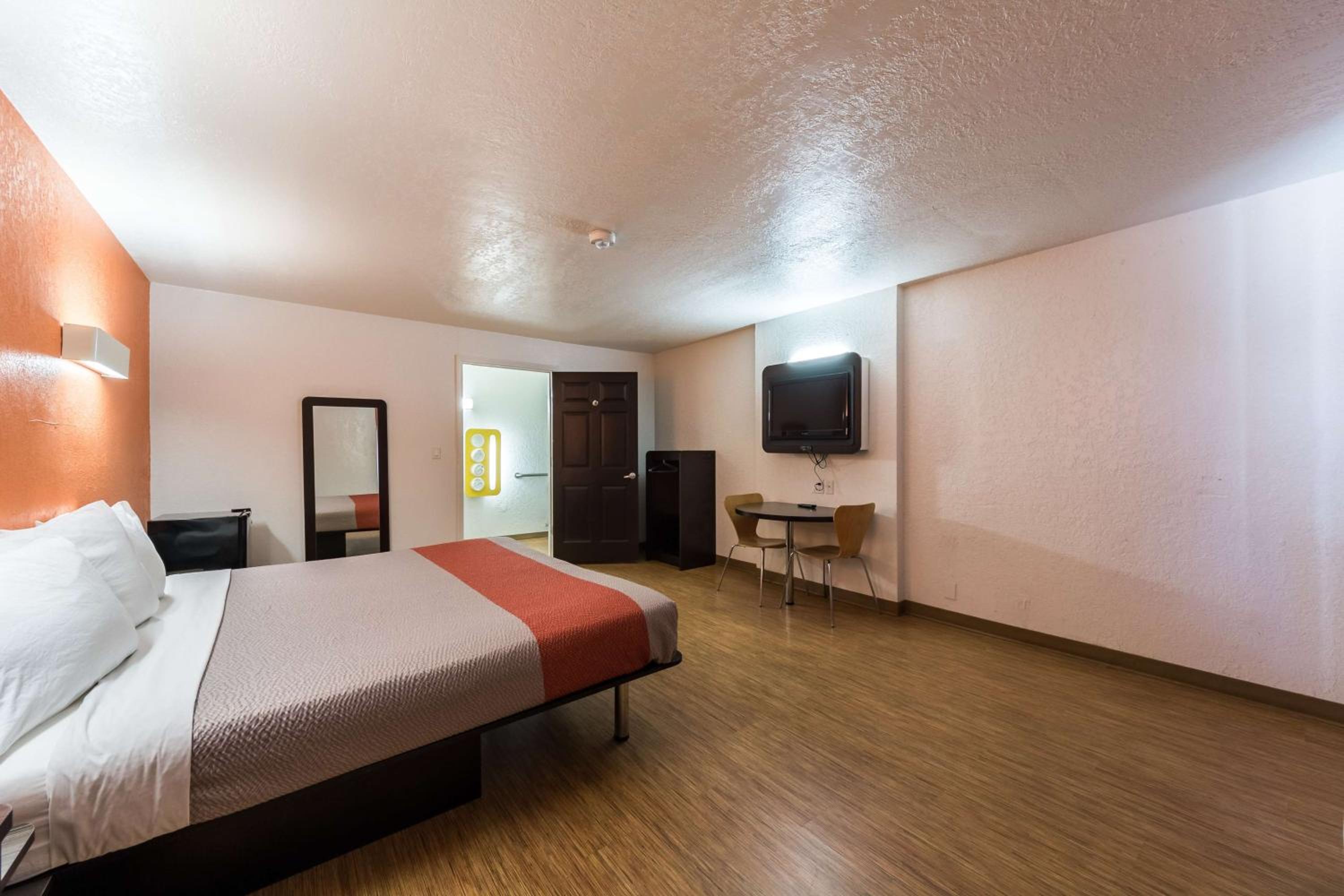 King Room - Disability Access - Non-Smoking