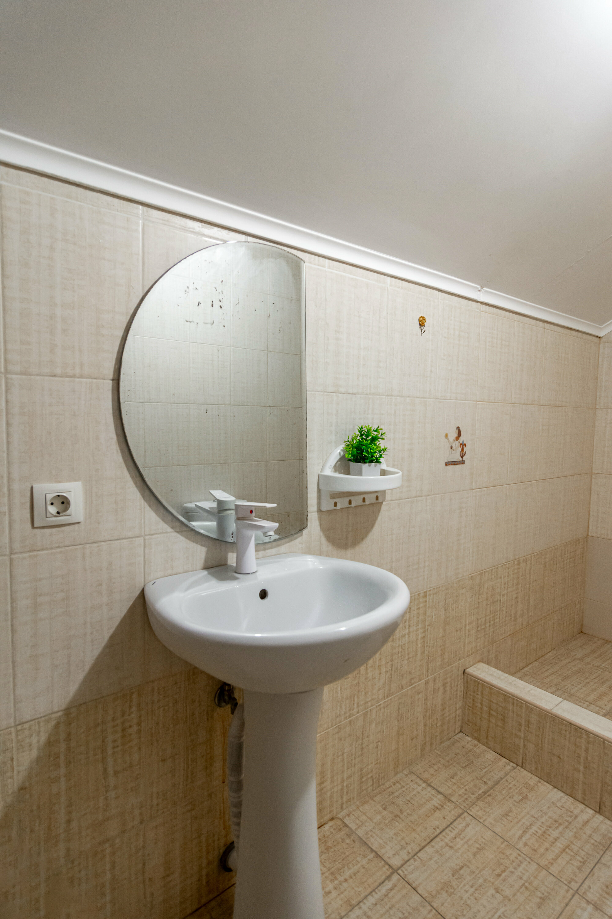 Четырехместный номер эконом-класса с общей ванной комнатой