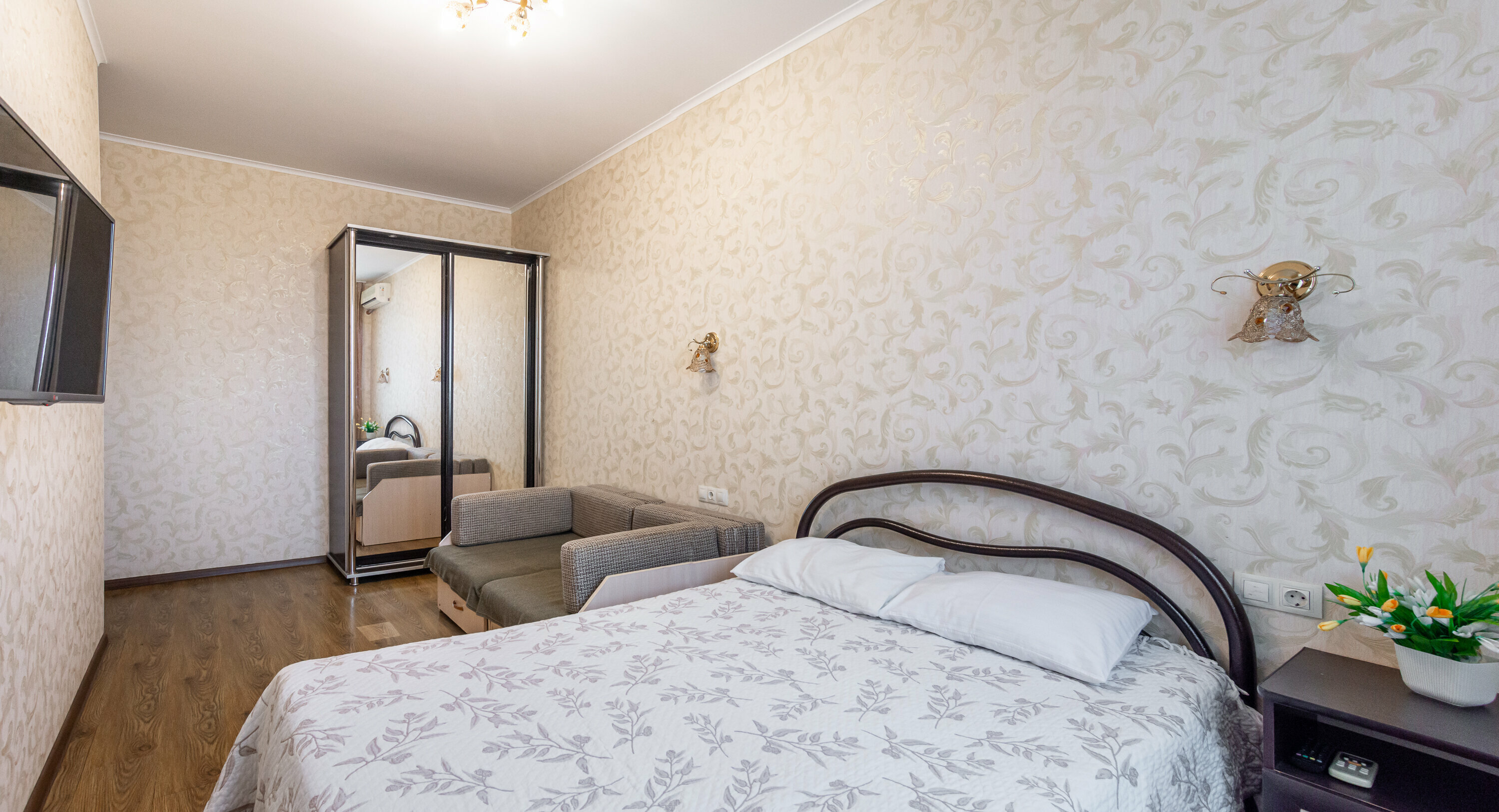 Четырехместный номер эконом-класса с общей ванной комнатой