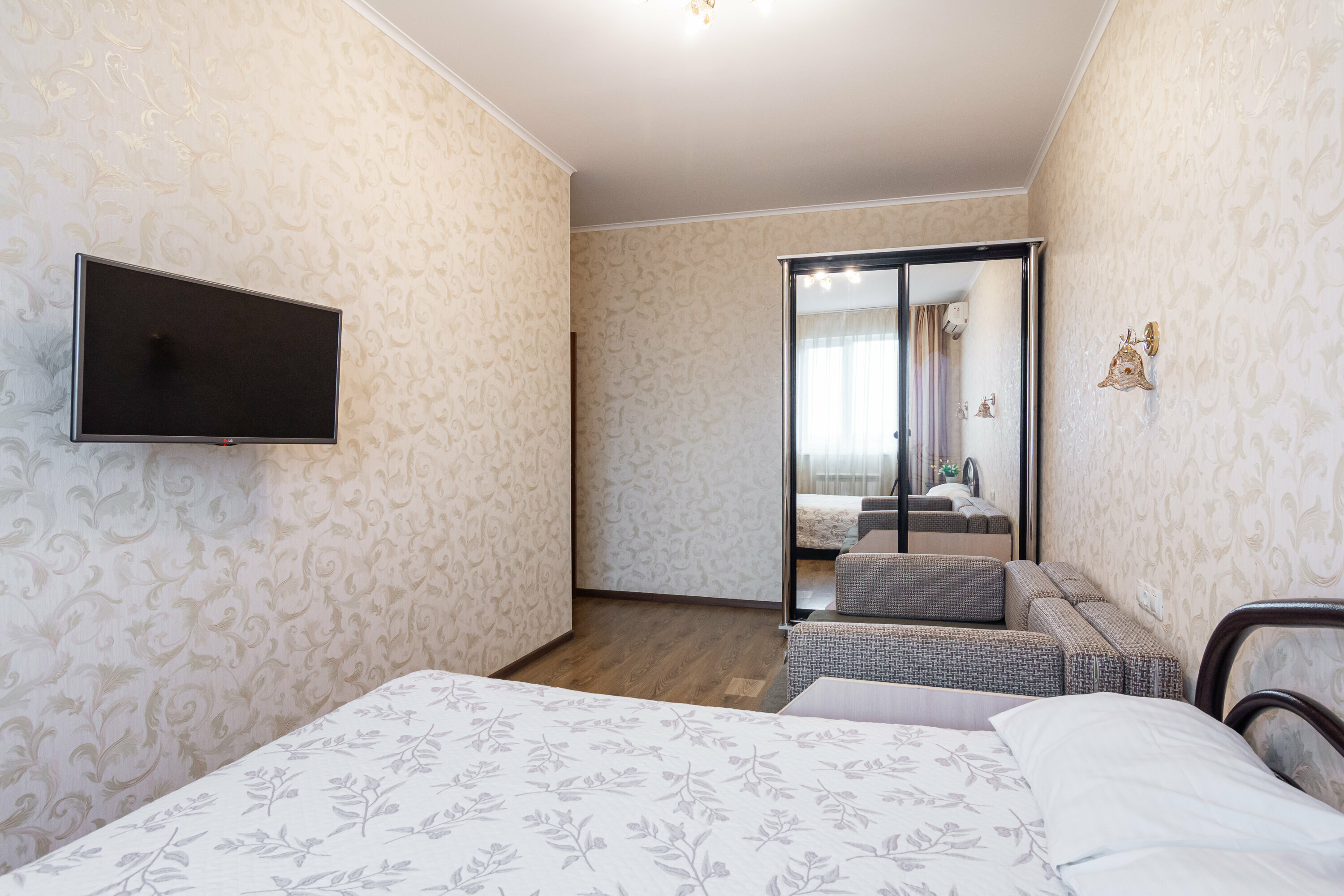 Четырехместный номер эконом-класса с общей ванной комнатой