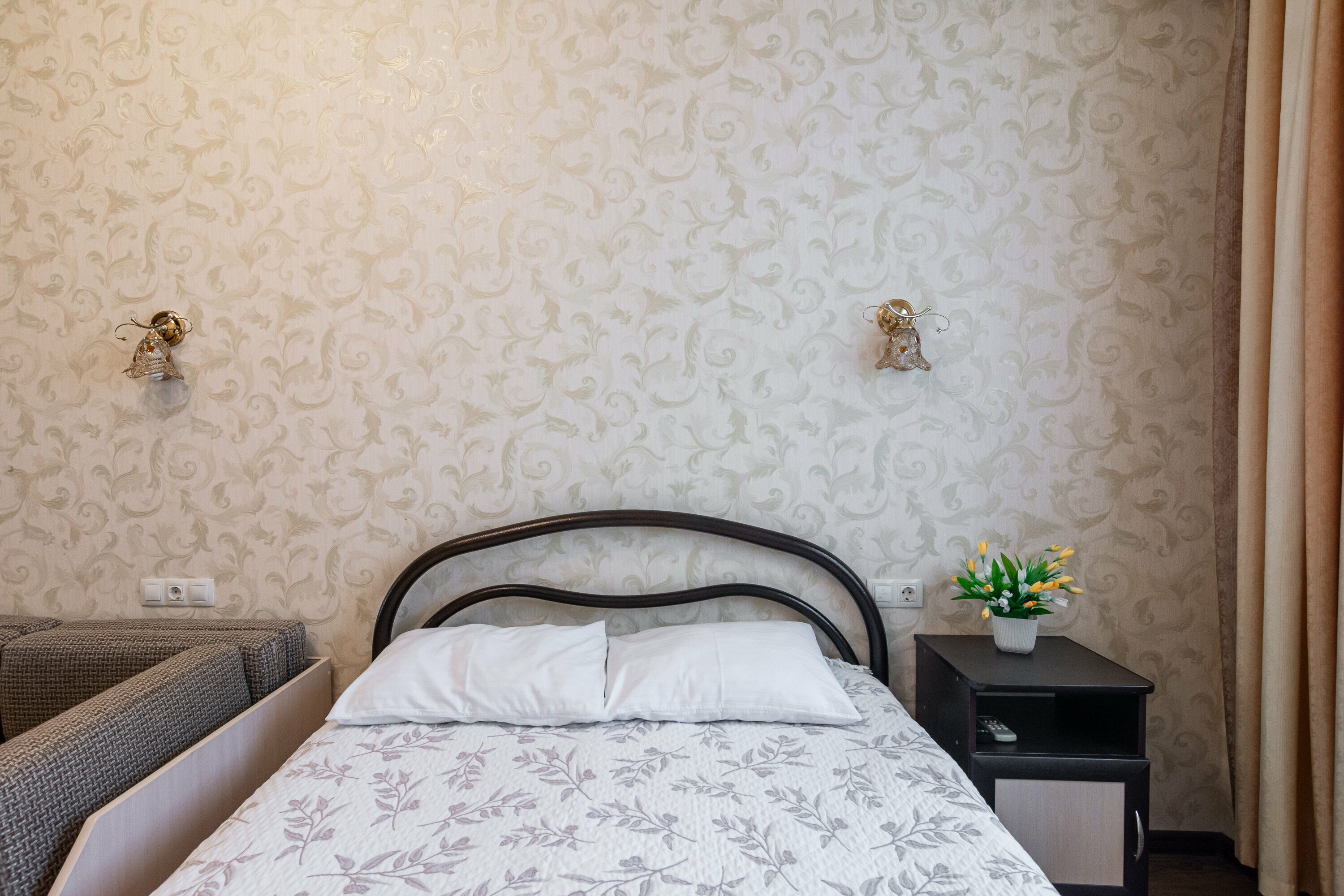 Четырехместный номер эконом-класса с общей ванной комнатой