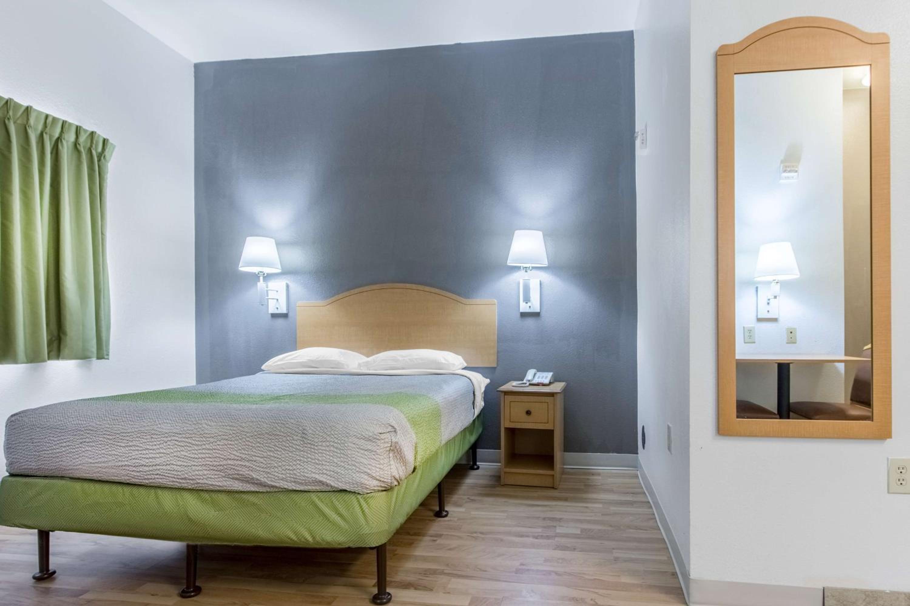 Deluxe Queen Room - Non-Smoking