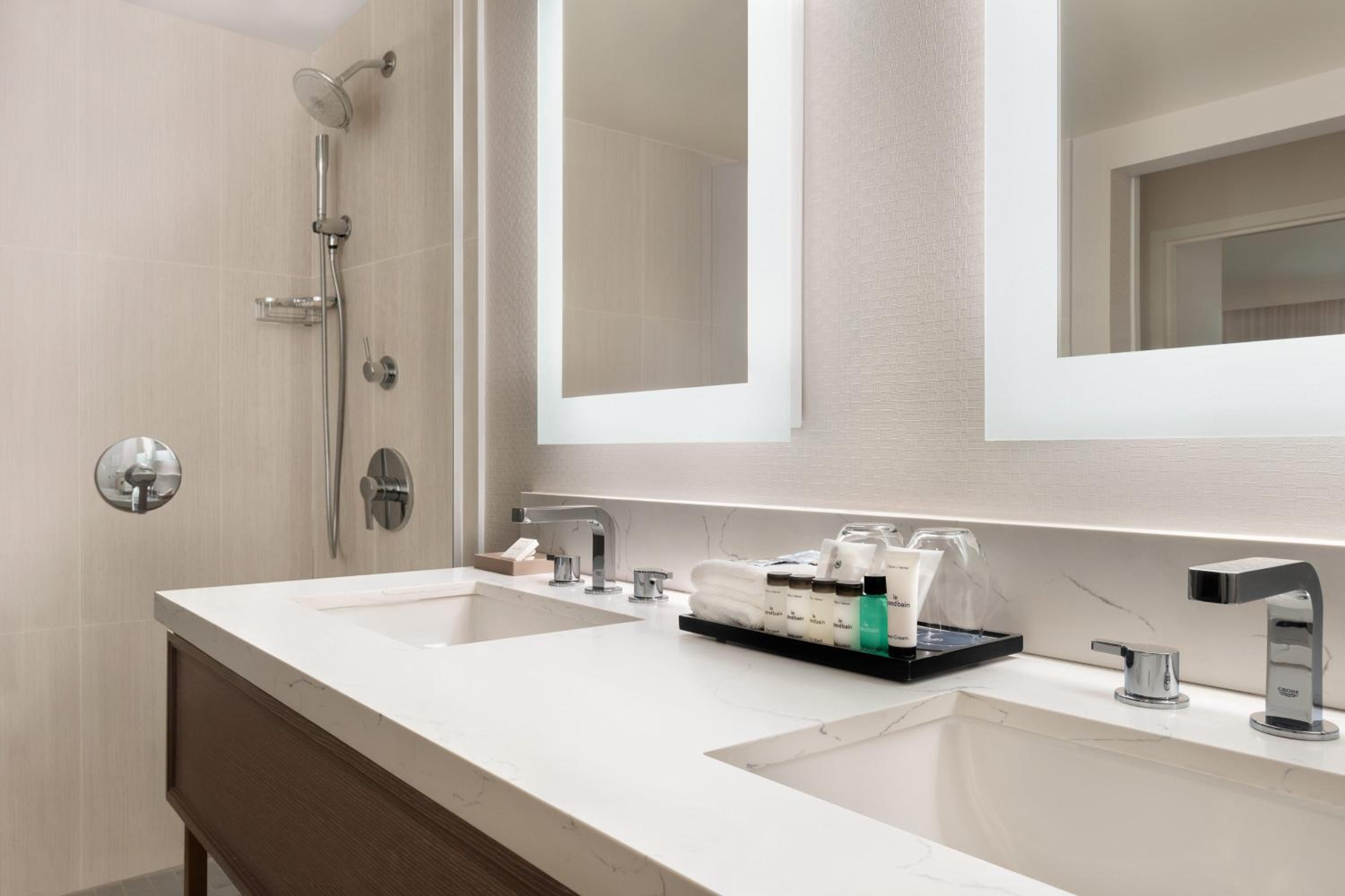 Club Level, Suite, 1 King, Sofa Bed