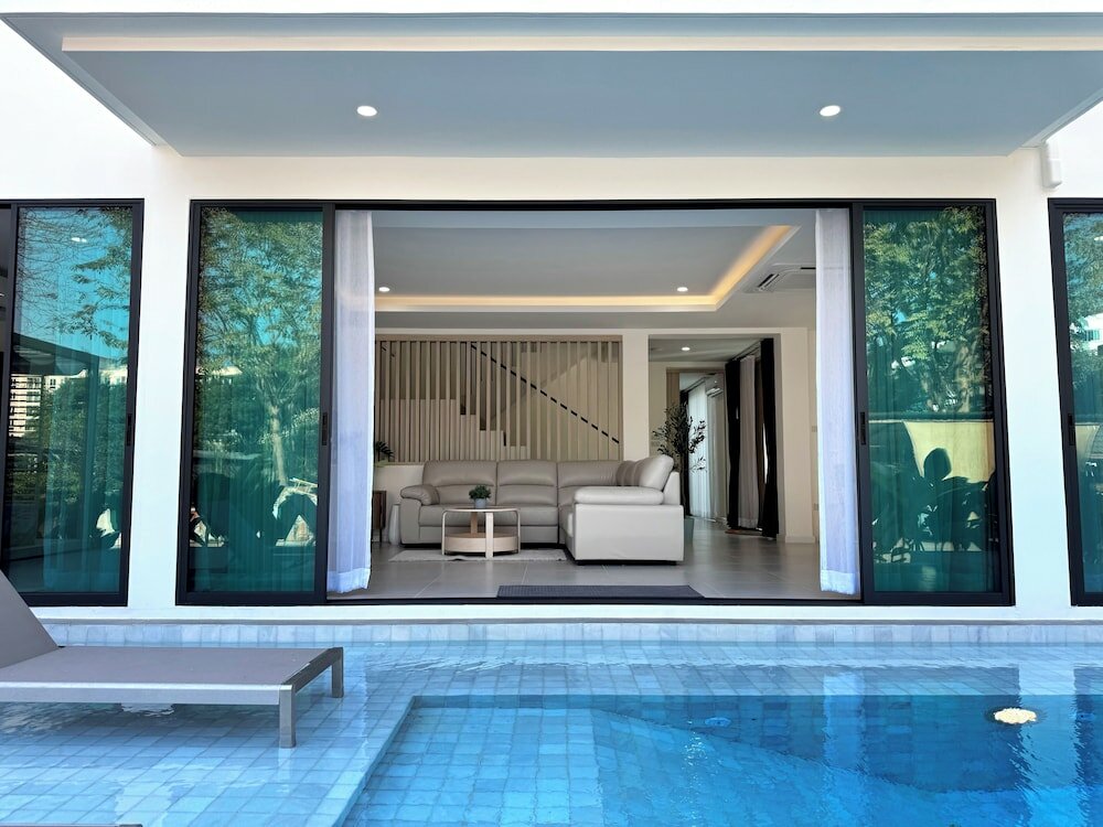 Family House, 4 Bedrooms, Bathtub, Courtyard Area