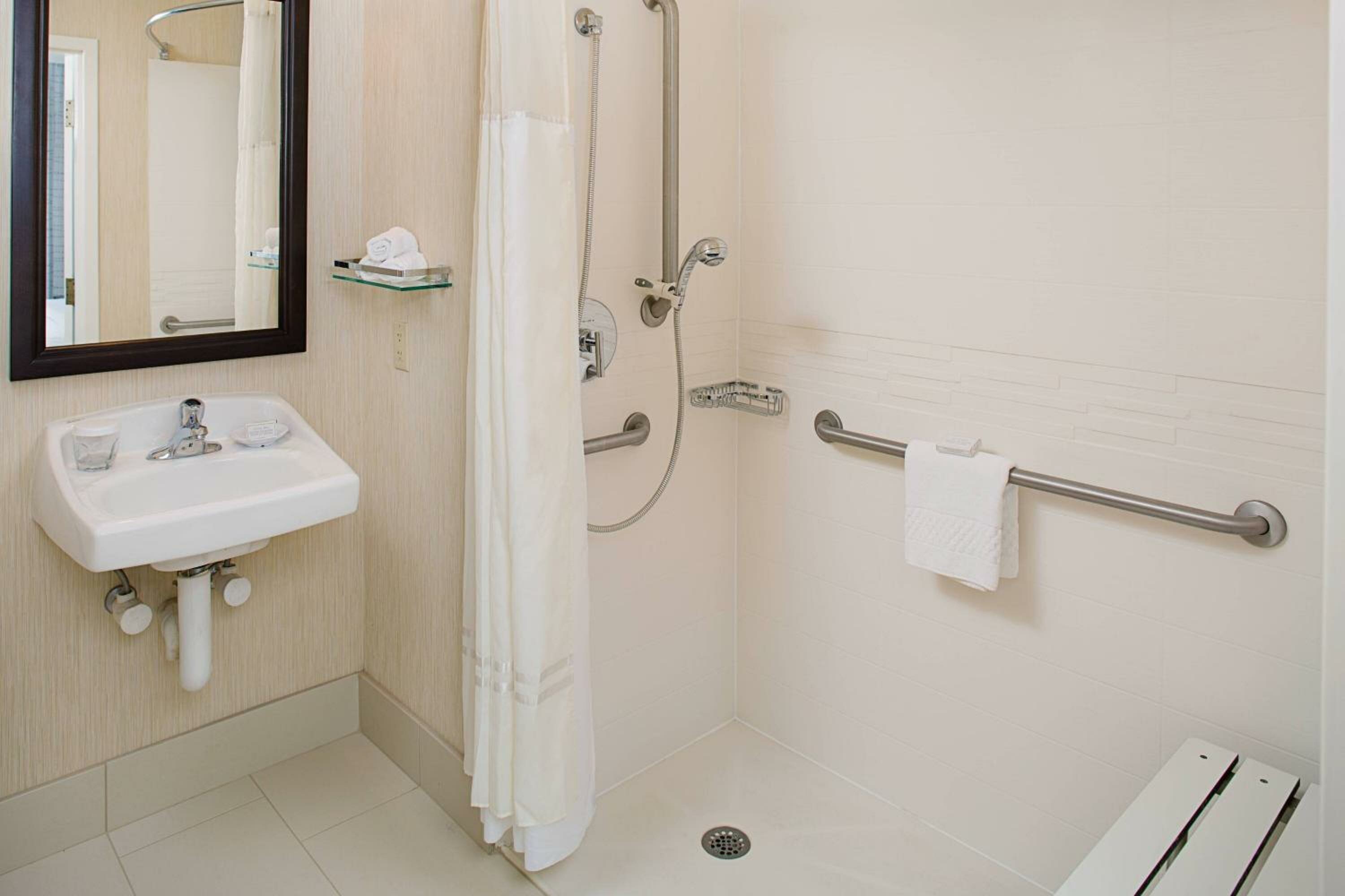 One-Bedroom Queen Suite