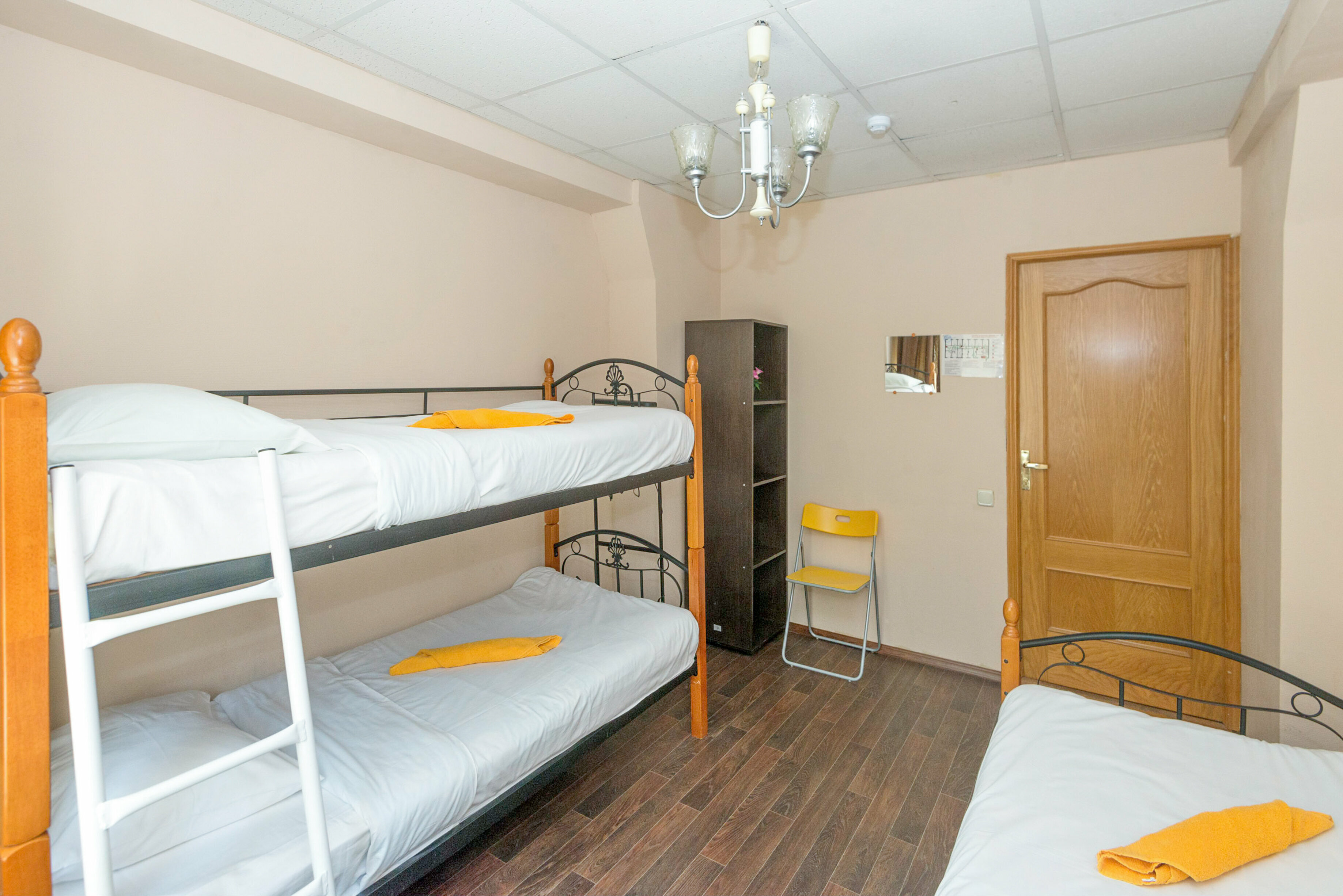 Односпальная кровать в общем номере для женщин