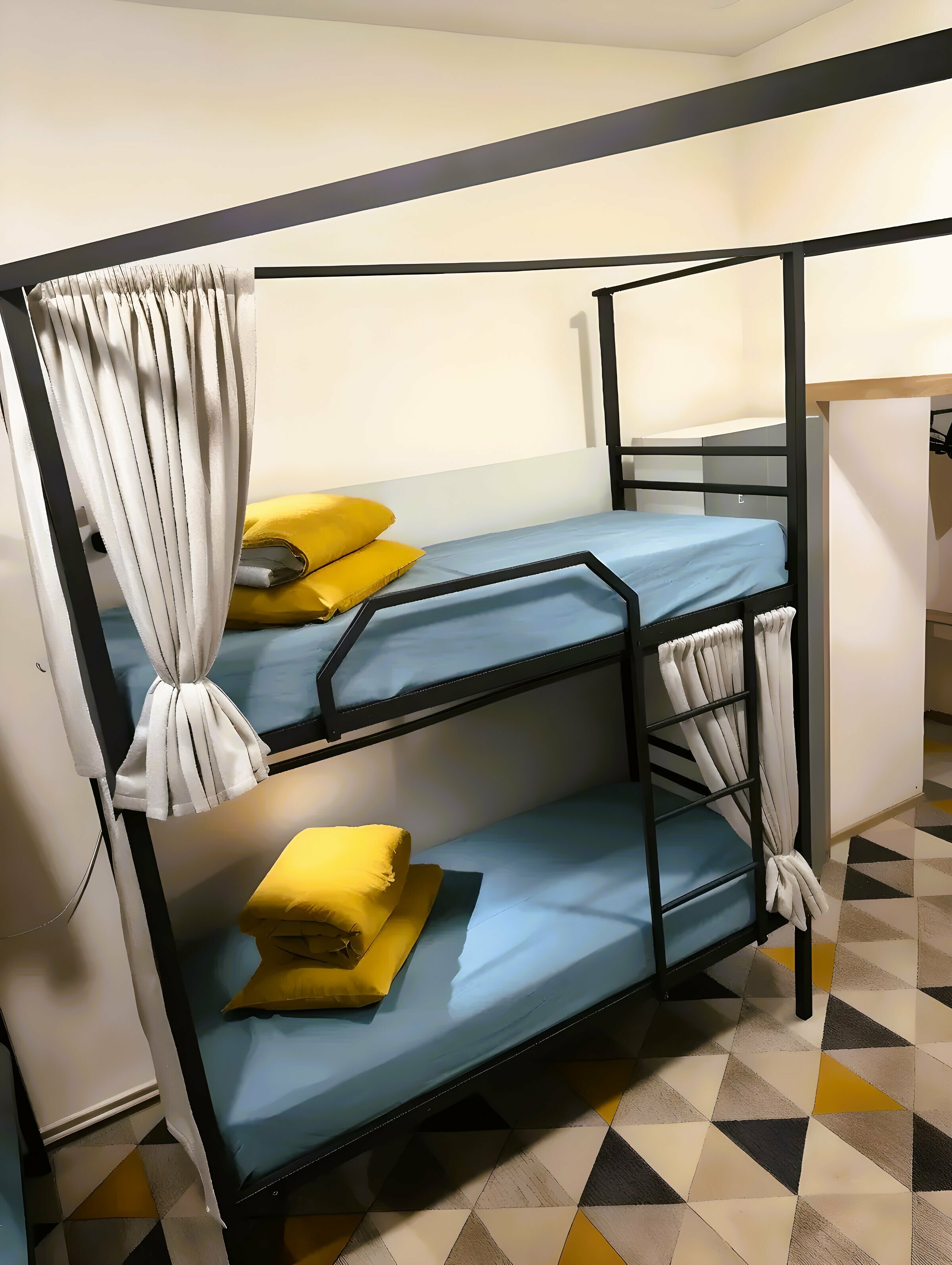 Спальное место (нижнее)на 2-х ярусной кровати в 8-ми местном номере для мужчин