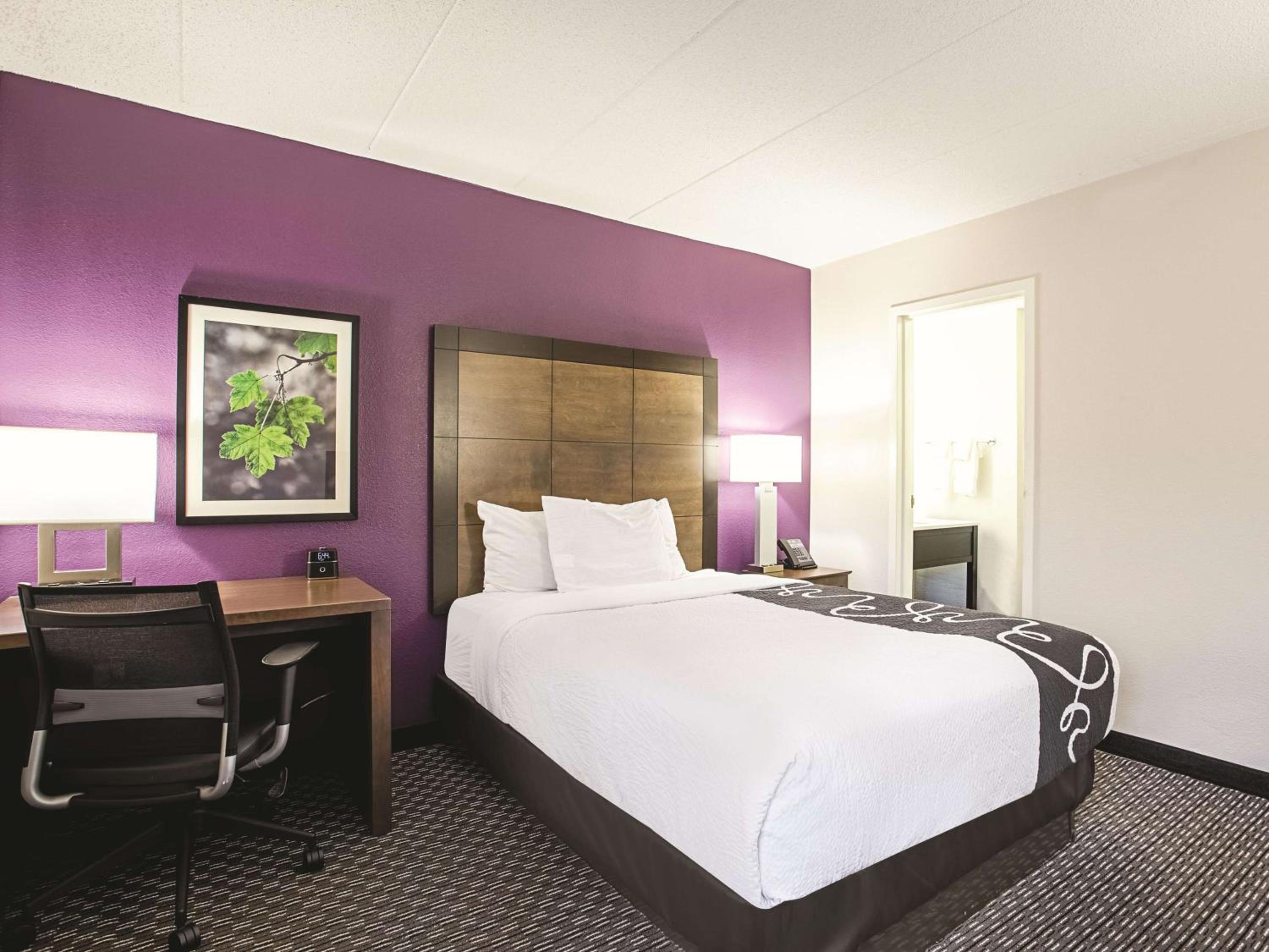 Standard Room 1 Queen Bed