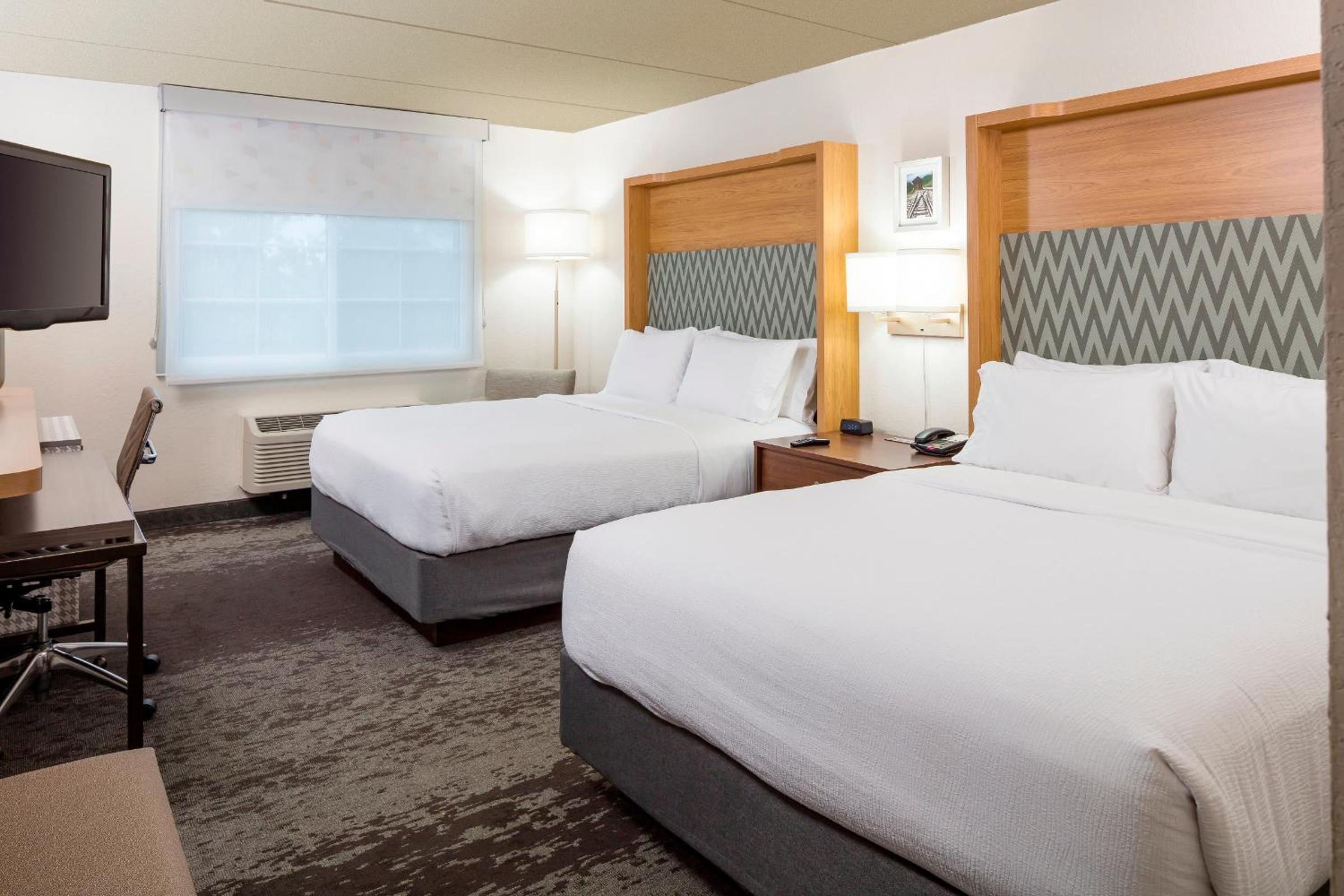 Queen Room - Hearing Accessible Roll in Shower/Non-Smoking