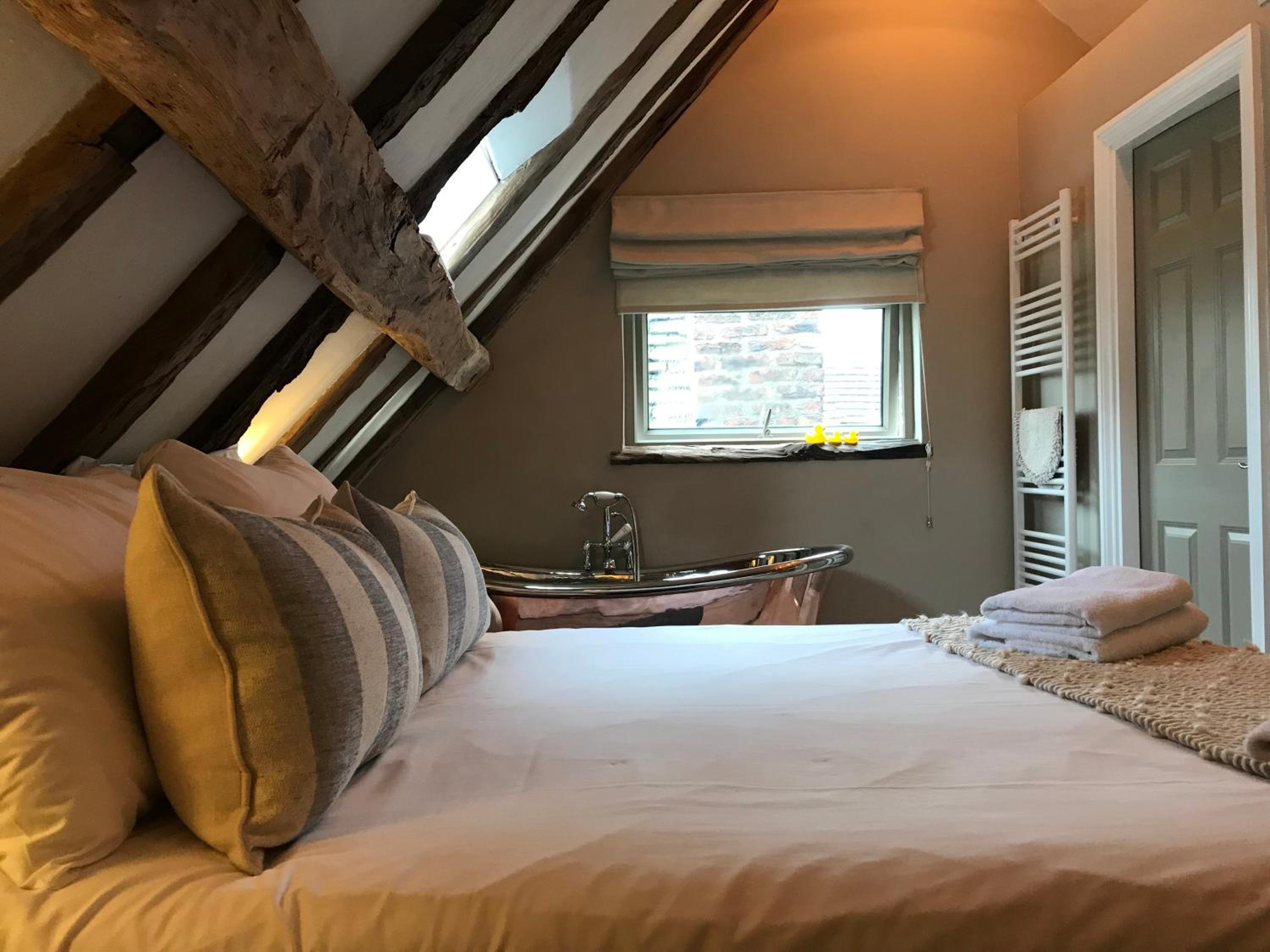 Deluxe Double Room with Bath In The Bedroom