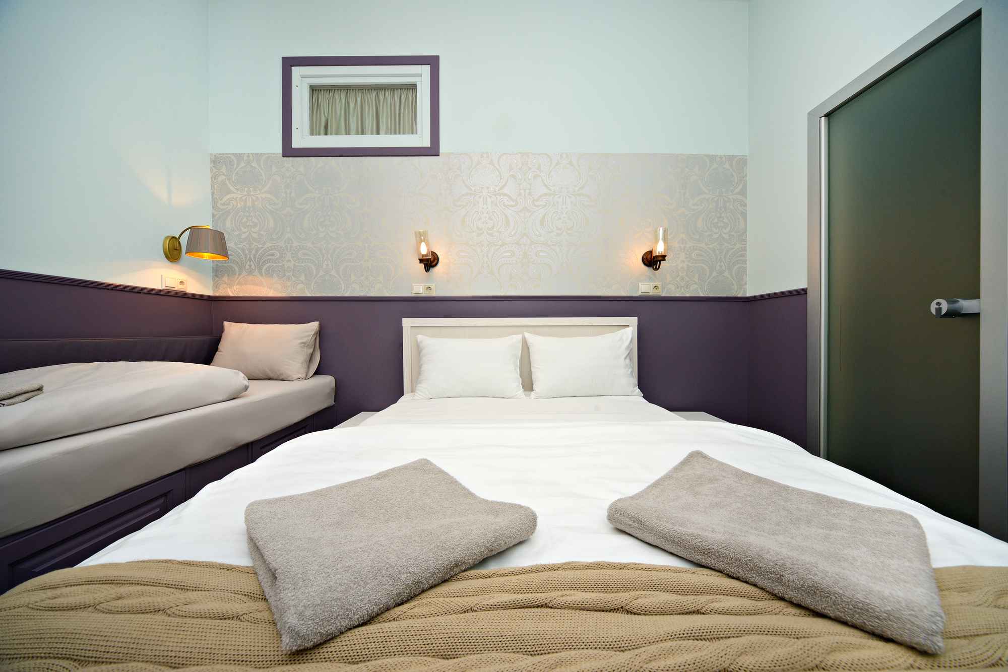 Семейный трёхместный люкс с душем и туалетной комнатой, с большой 2х местной и 1 месnной кроватями, без окна