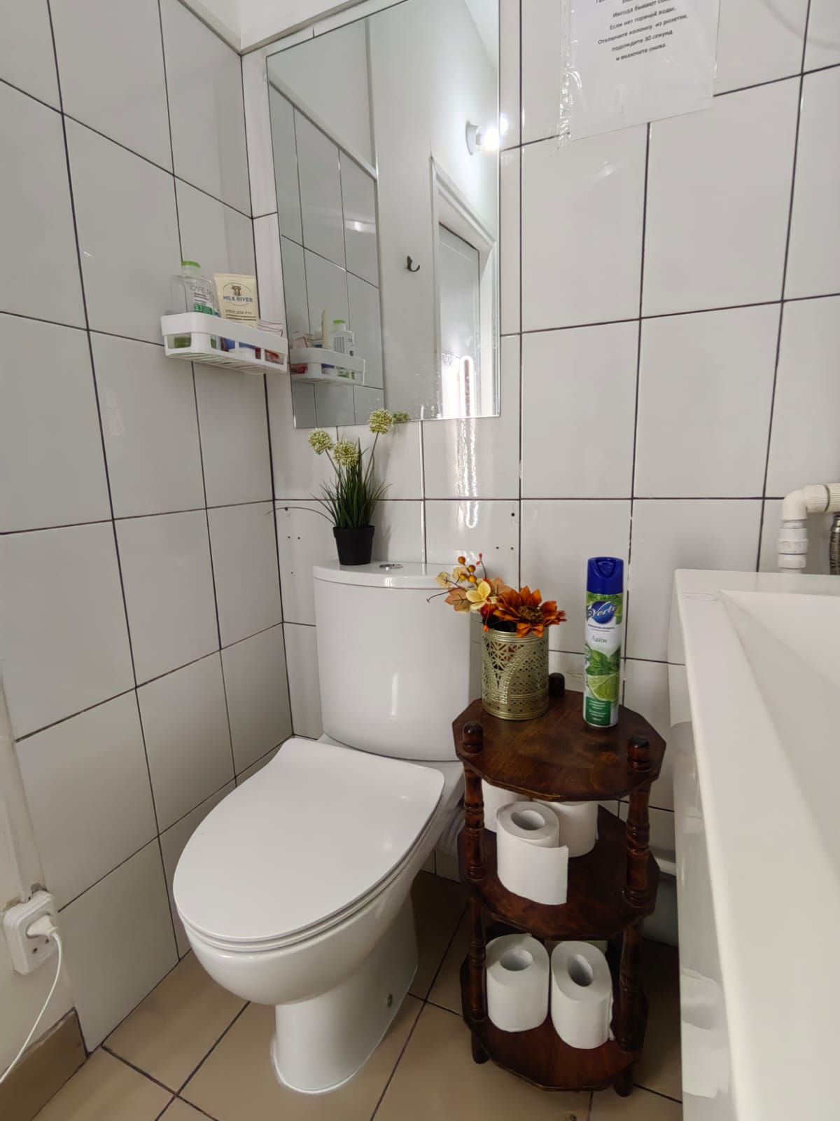 Комната "Розы". До метро и Невского 100 м. Бесконтактное размещение с возможностью хранения багажа.