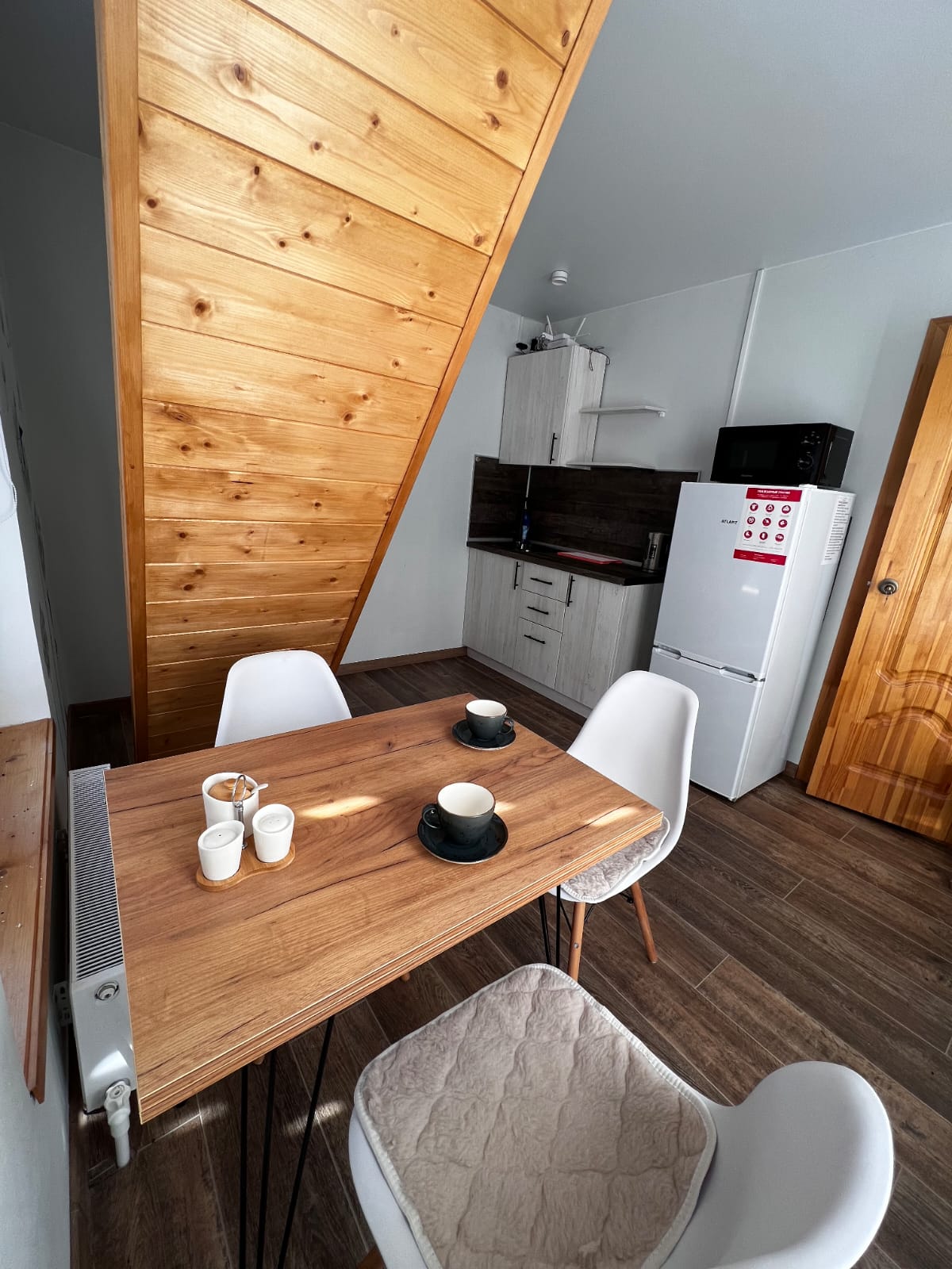 Уединенный домик с балконом