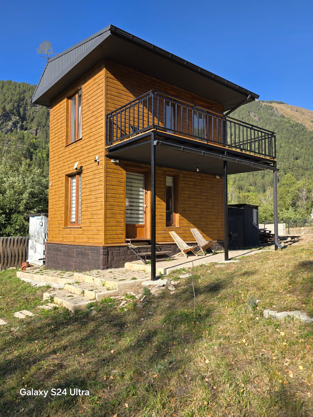 Уединенный домик с балконом