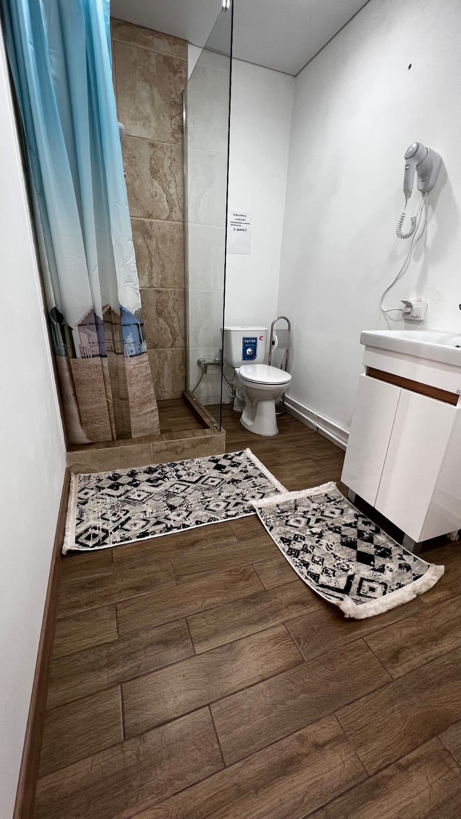 Уединенный домик с балконом