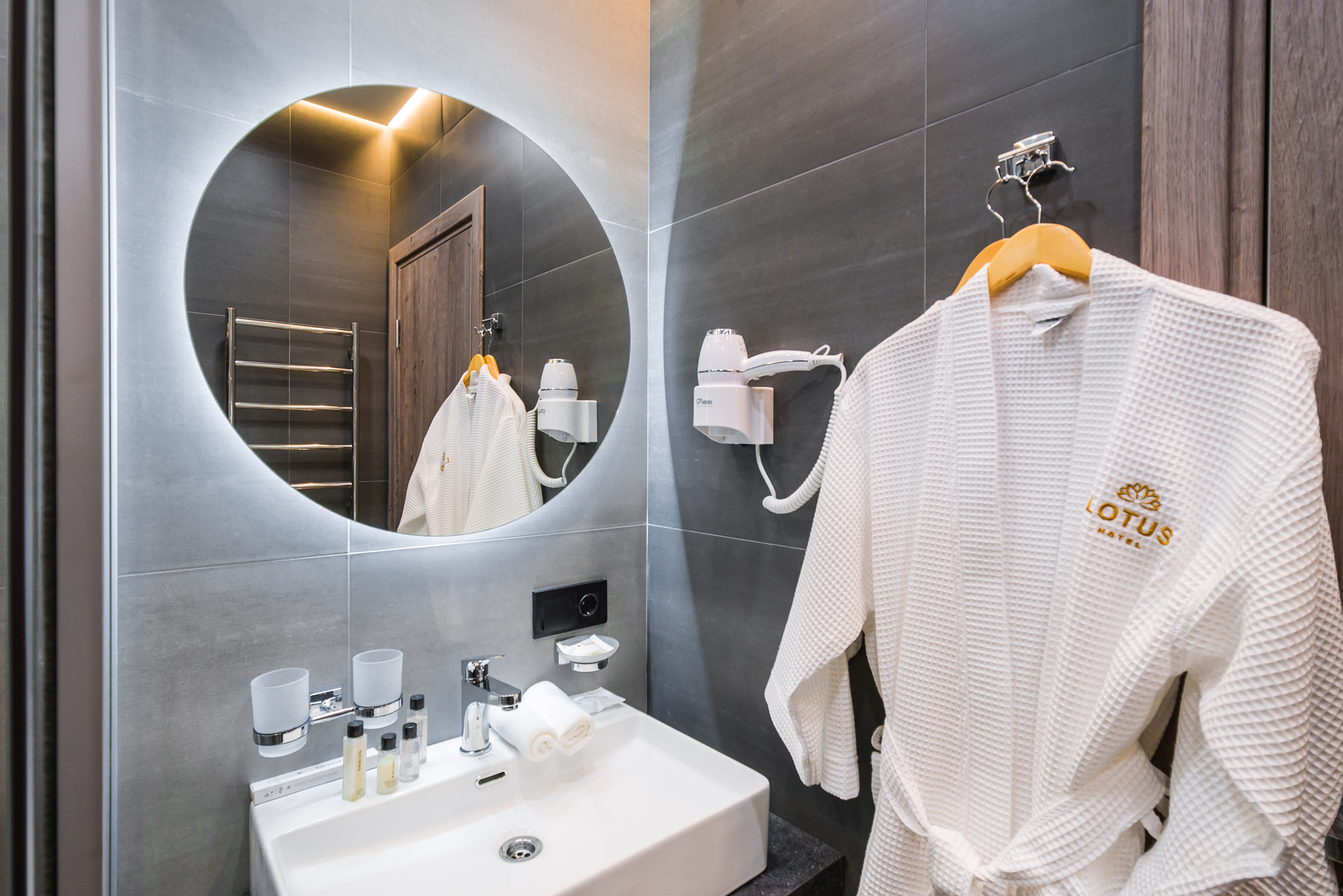 Люкс с кроватью размера «king-size» и балконом