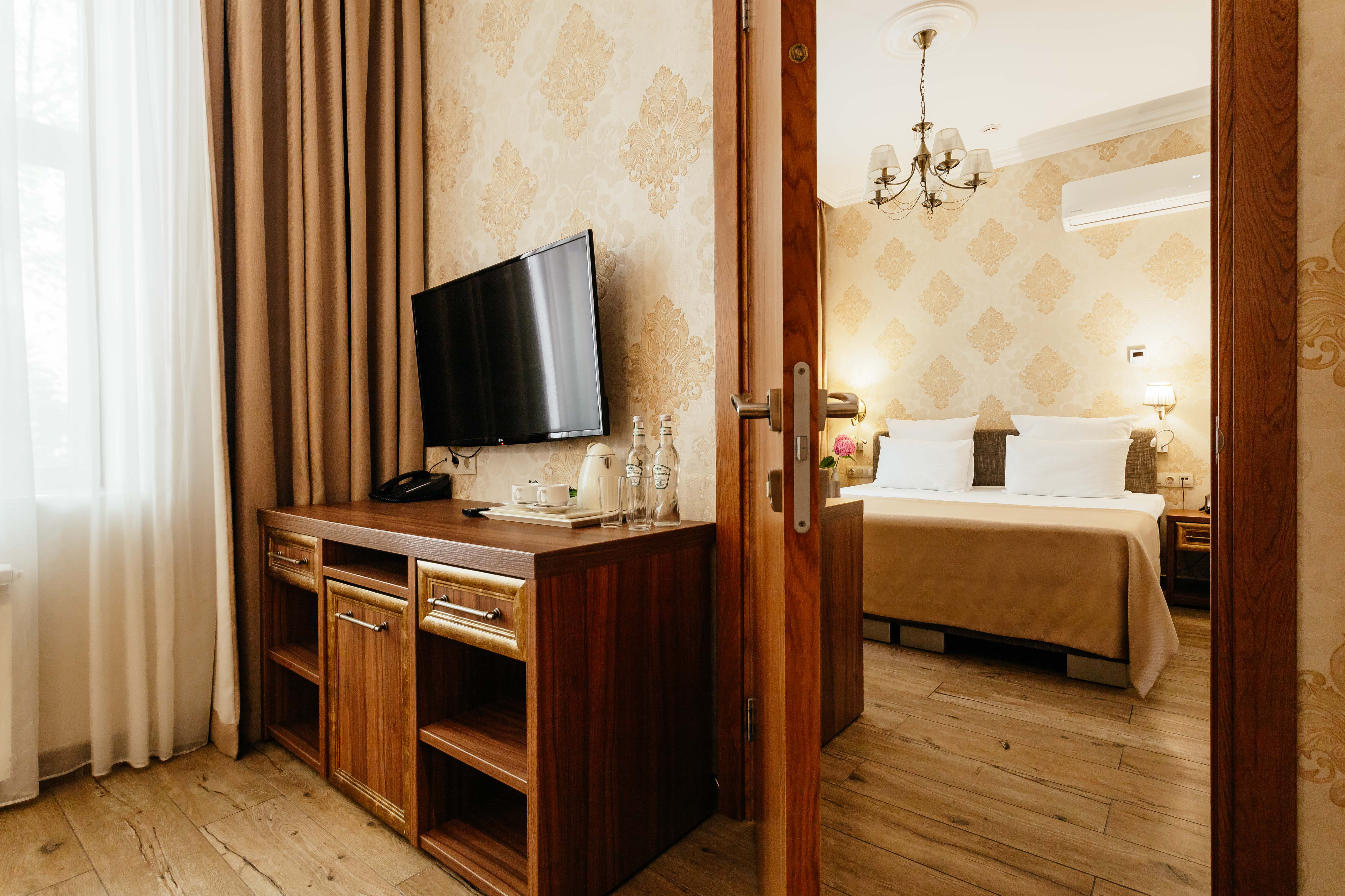 Сьюит двухкомнатный без балкона вид на парк/горы.Главный корпус 5*