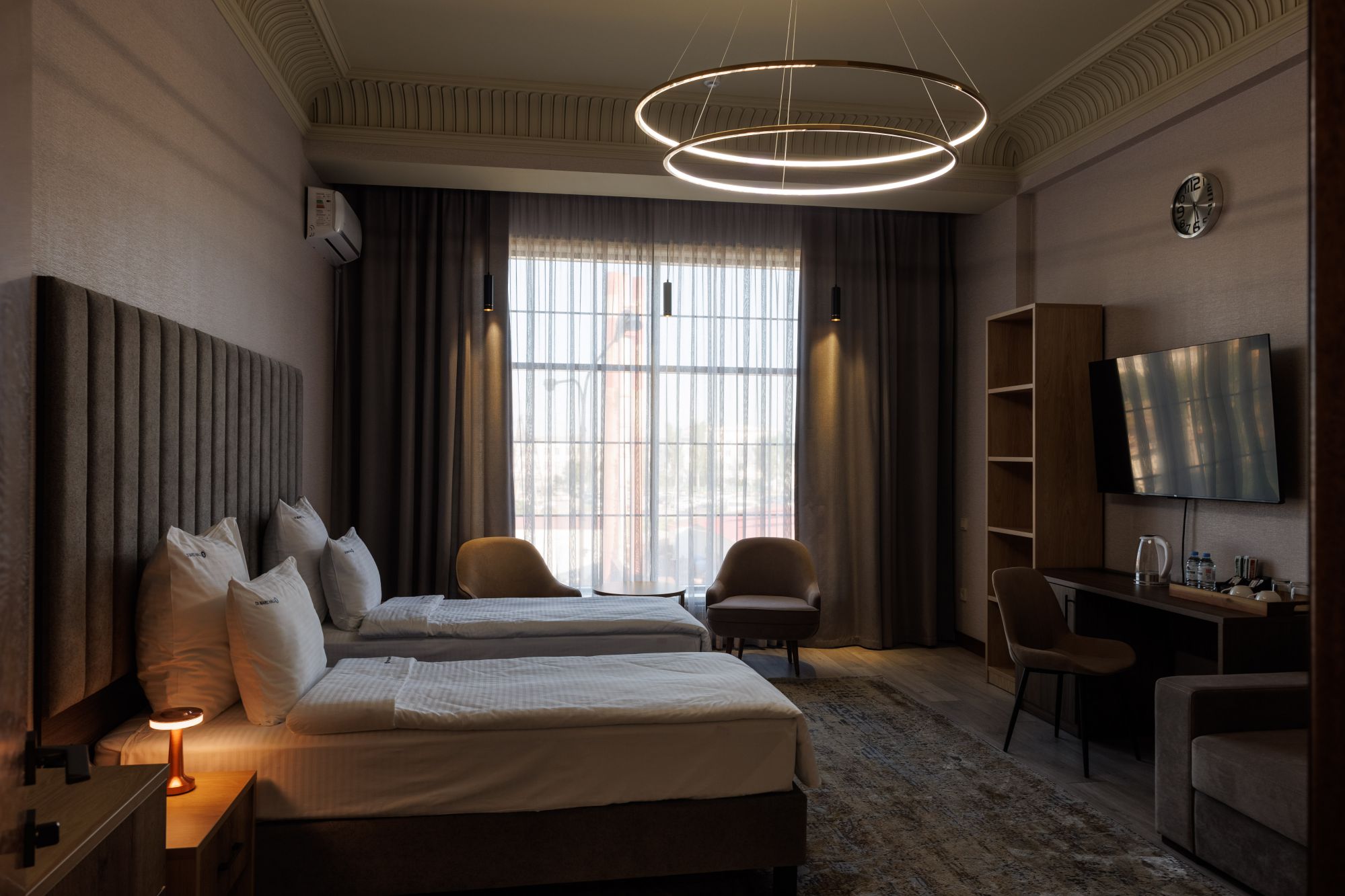 Стандартный номер с 2 односпальными кроватями и диваном