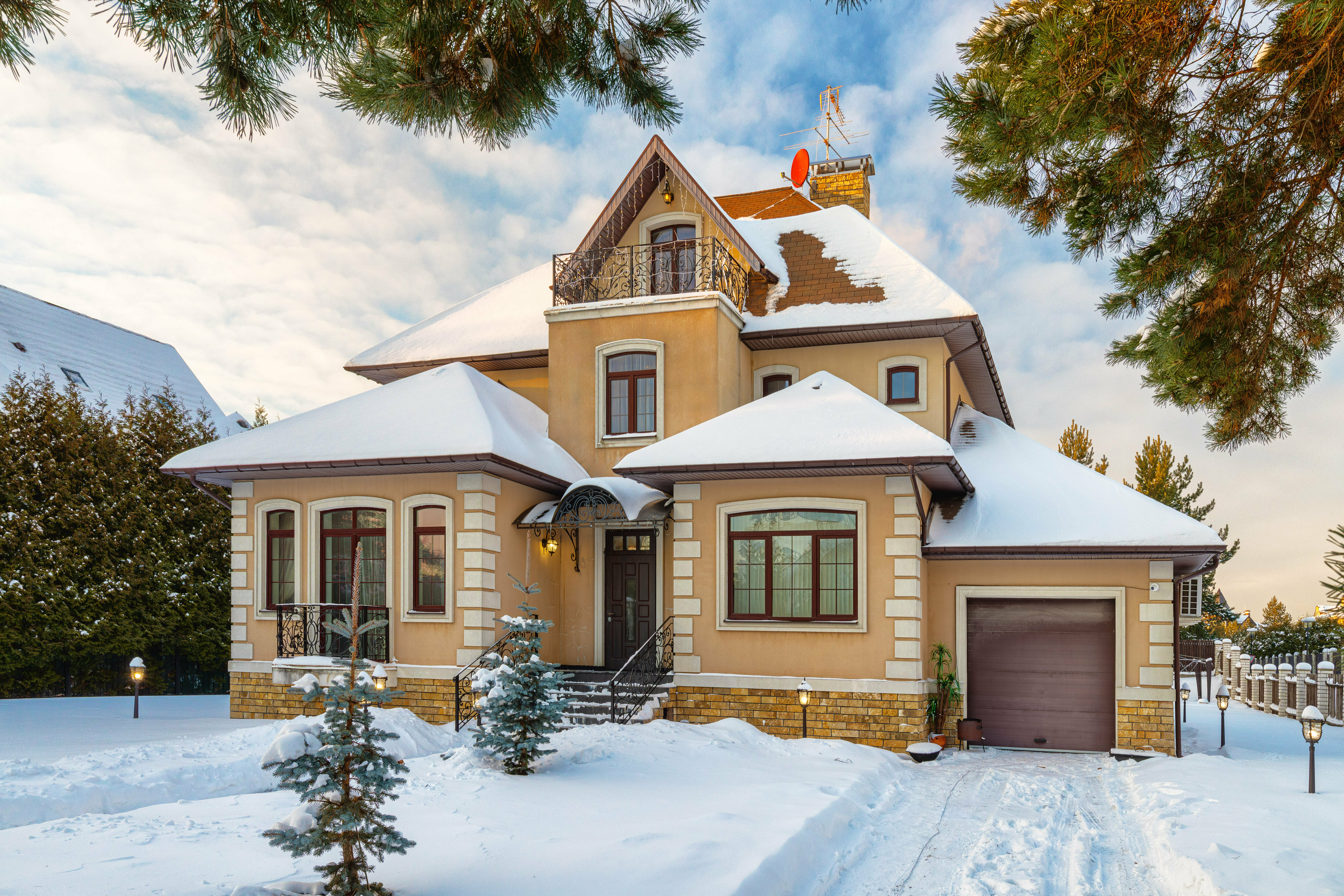 Коттедж Белый берег - с бассейном, сауной и караоке