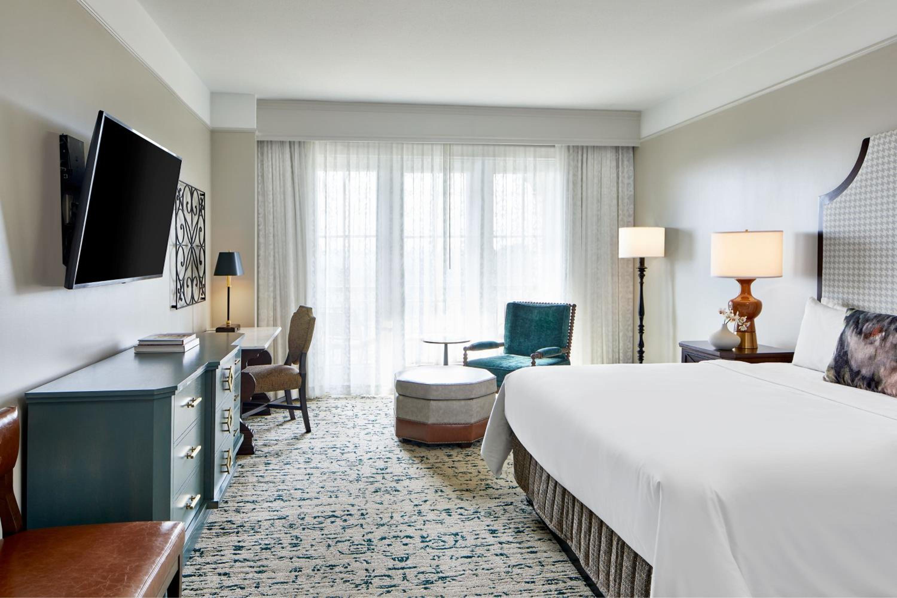 Guest room, 1 King, Resort view, Balcony