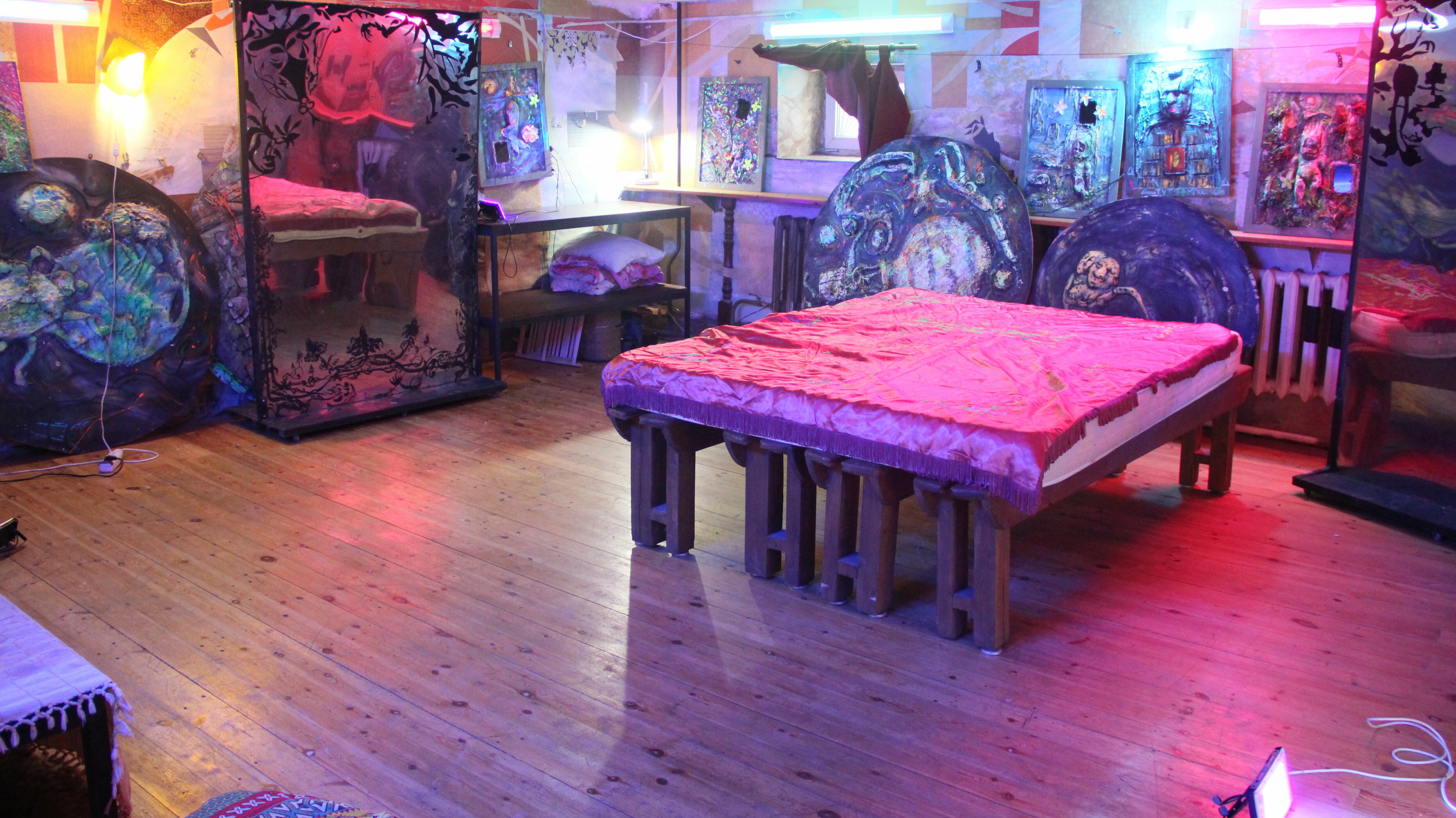 комната в арт подвальчике -голограммы кунст камеры-есть два   окна