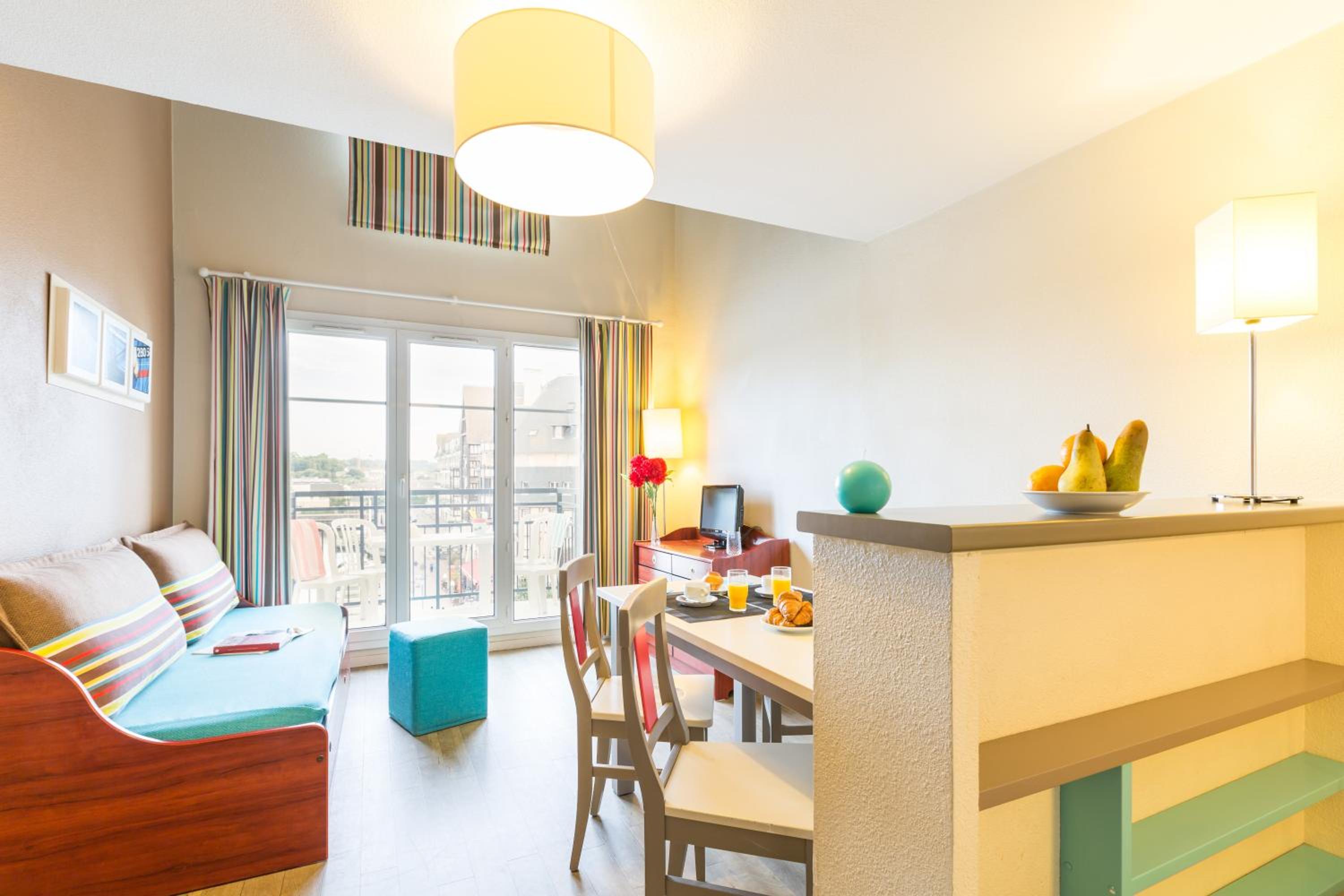 Superior One-Bedroom Duplex Apartment with Sleeping Alcove and Balcony (6 People)