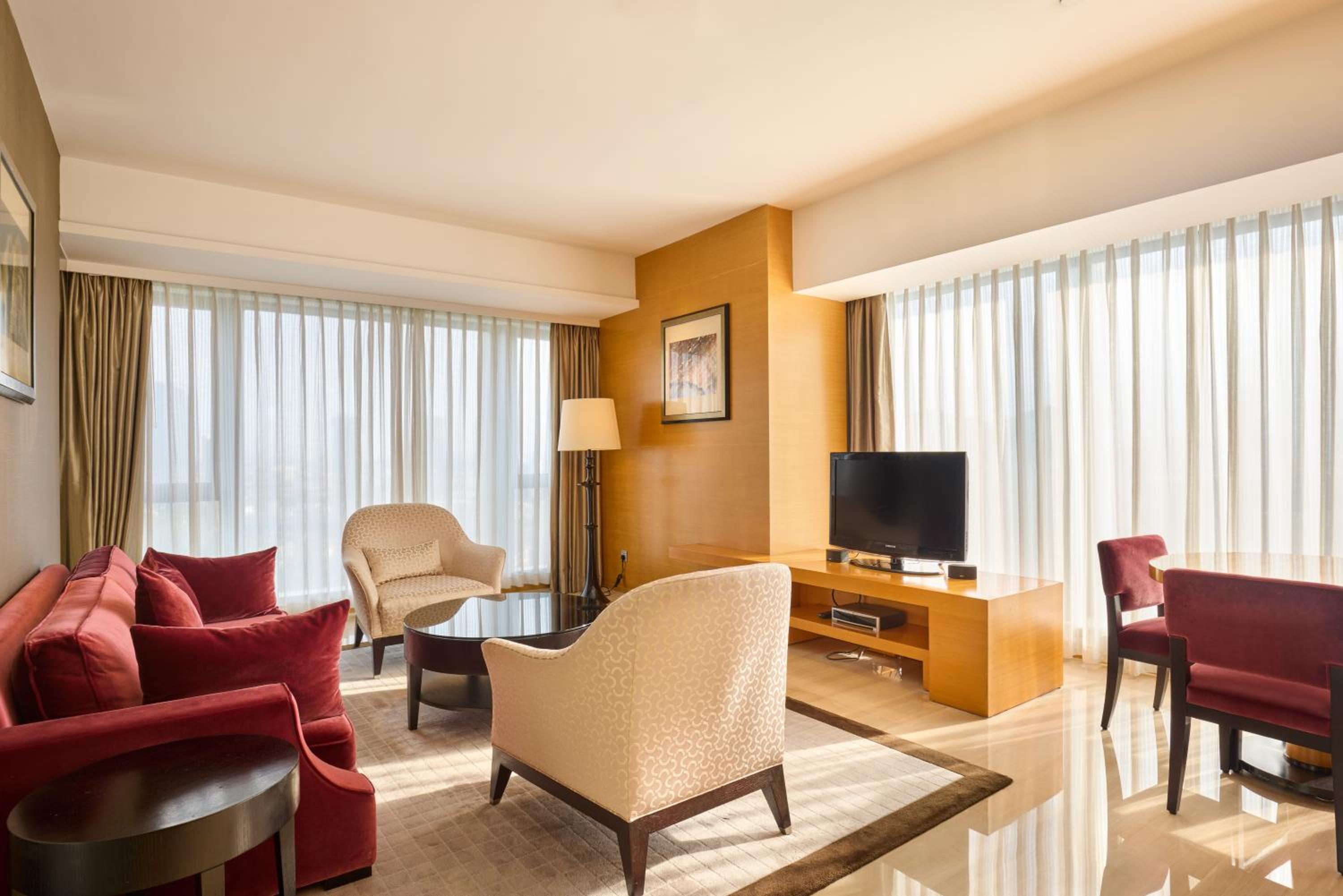 1 Bedroom Executive Suite, 1 King, City view