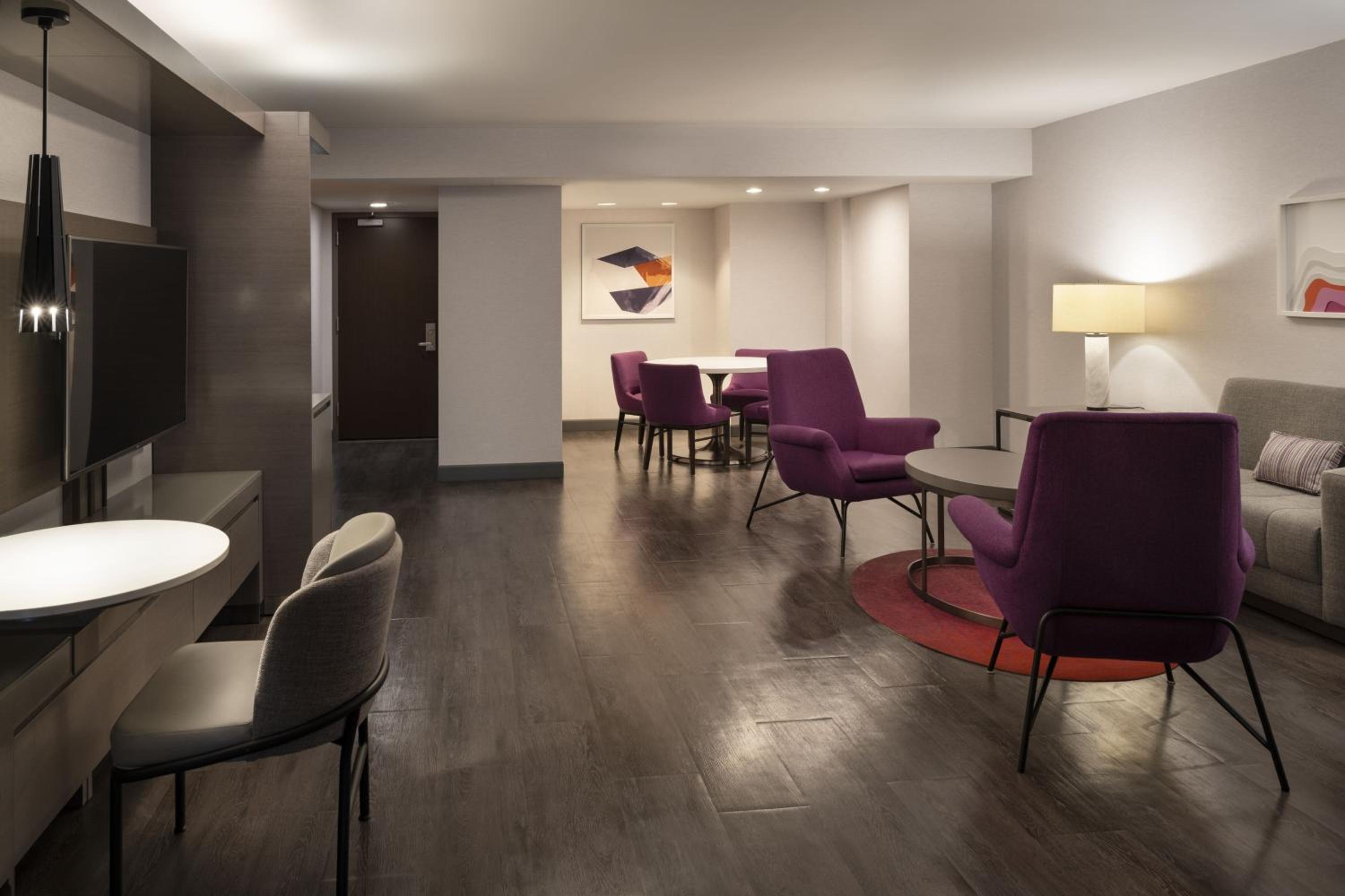 Three Bay Suite, Hospitality Suite, King, City view