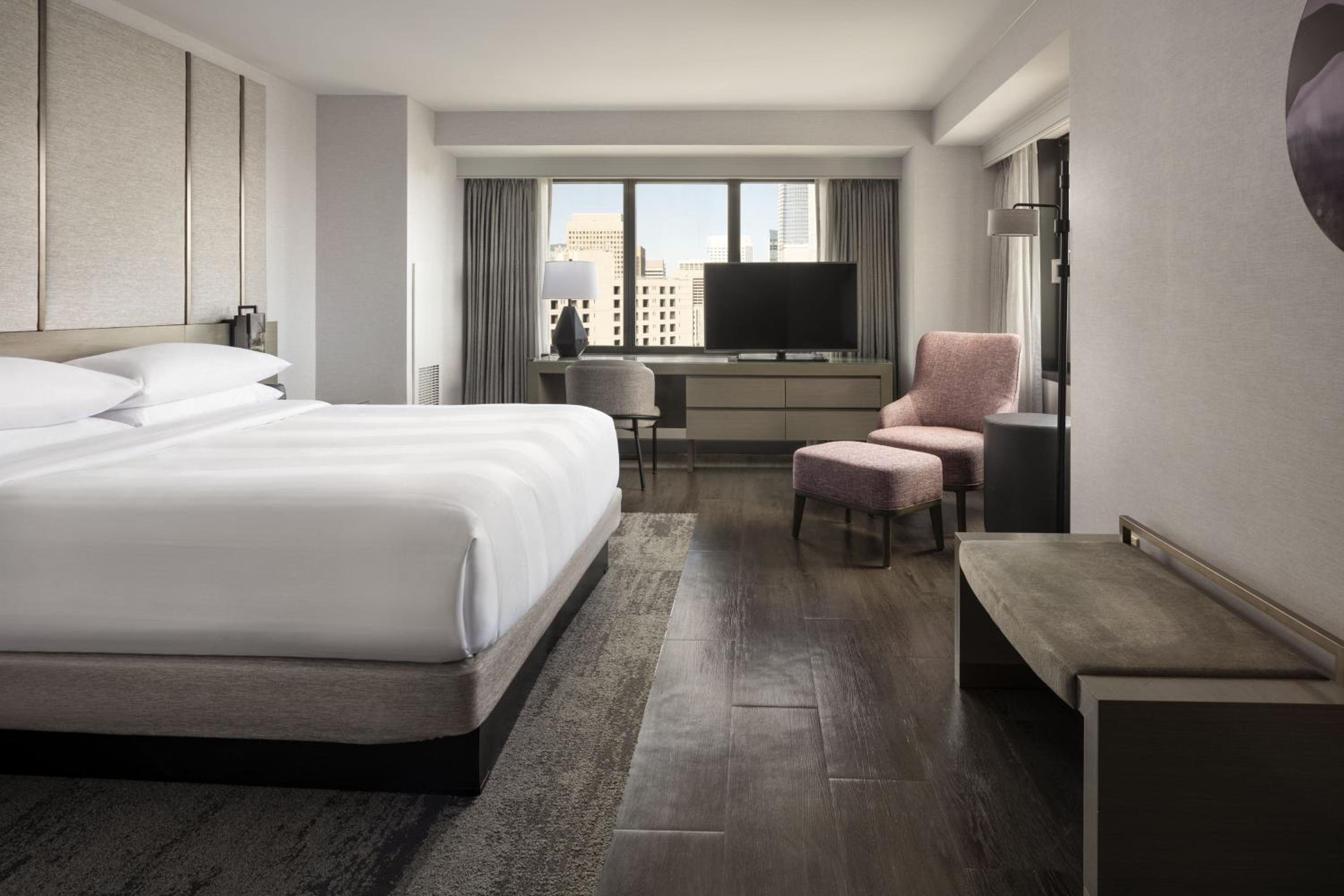 Three Bay Suite, Hospitality Suite, King, City view