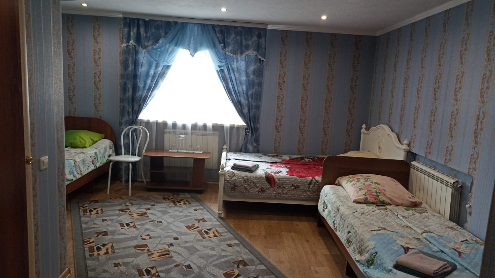 Трехместный номер с окном