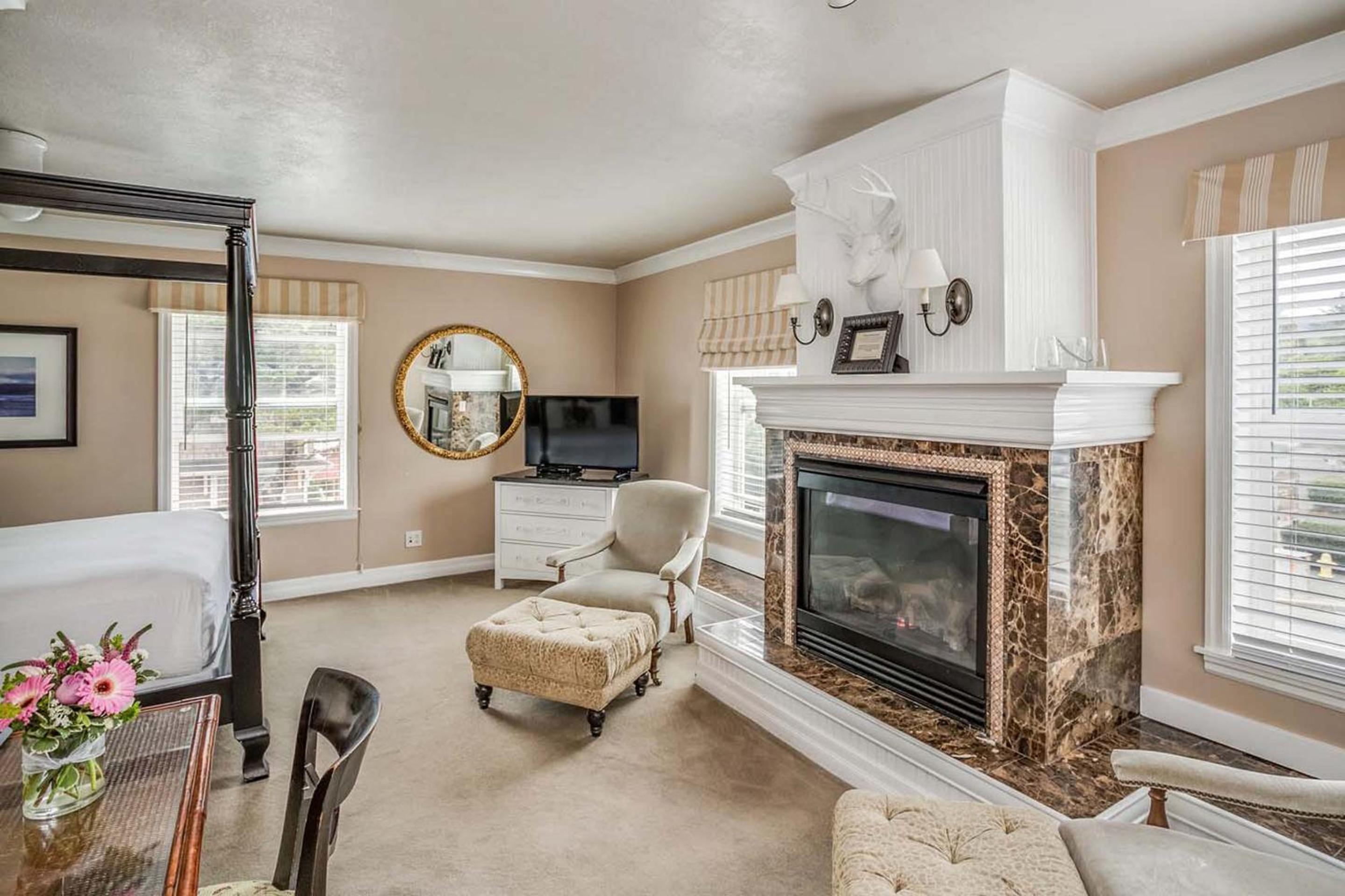 Cannon Beach Hotel - Premier Queen (No Pets, No Kids)