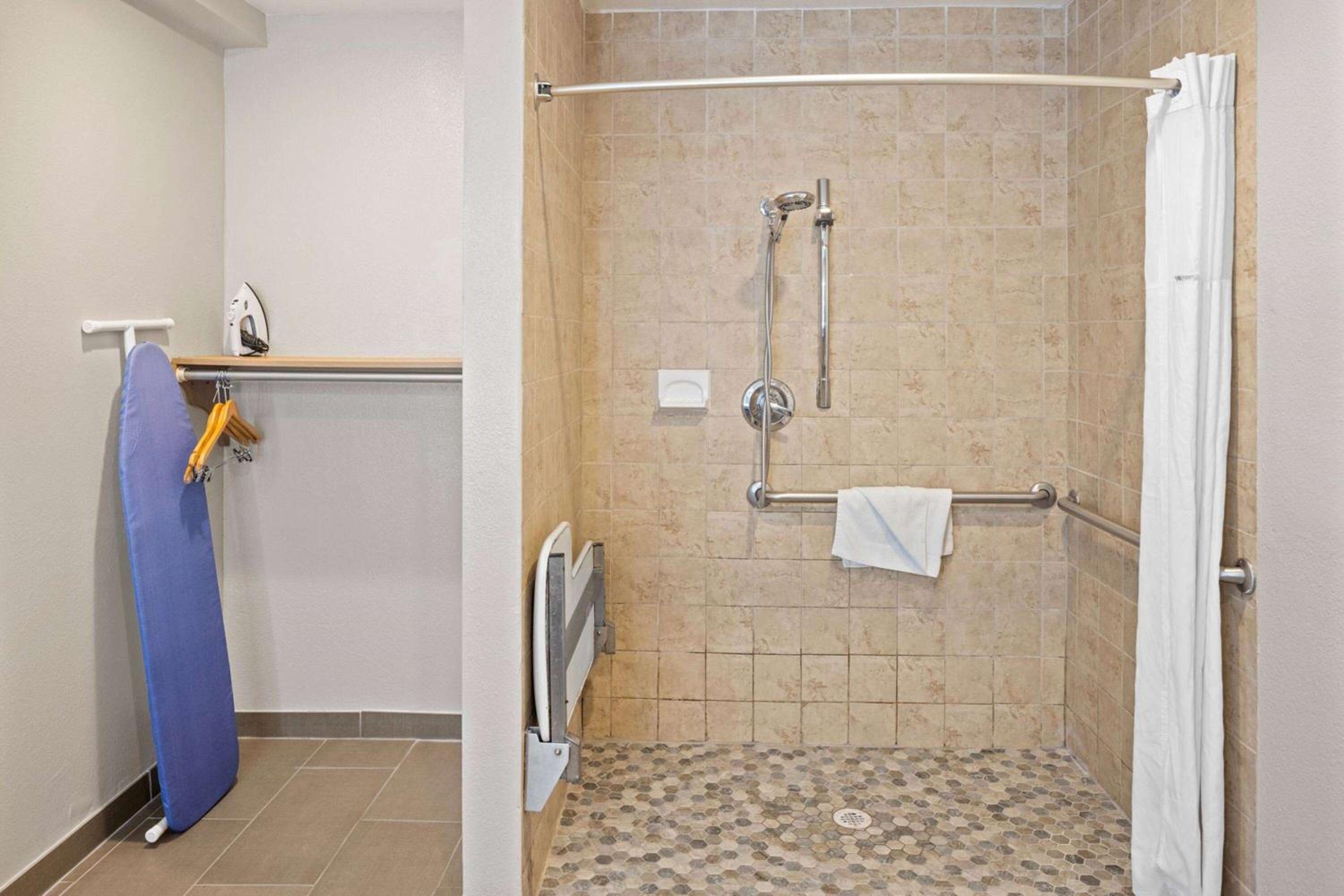 King Room with Roll-in Shower - Mobility Access/Non-Smoking