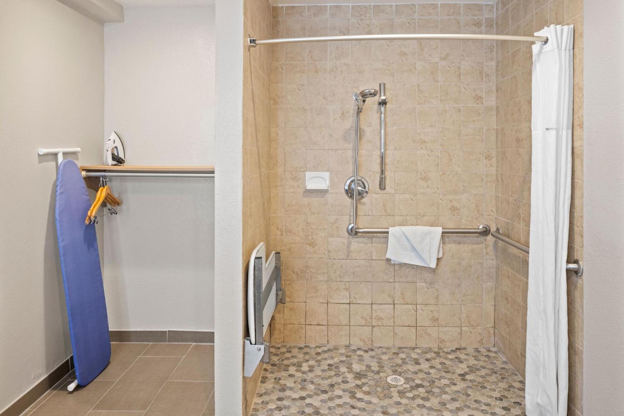 King Room with Roll-in Shower - Mobility Access/Non-Smoking