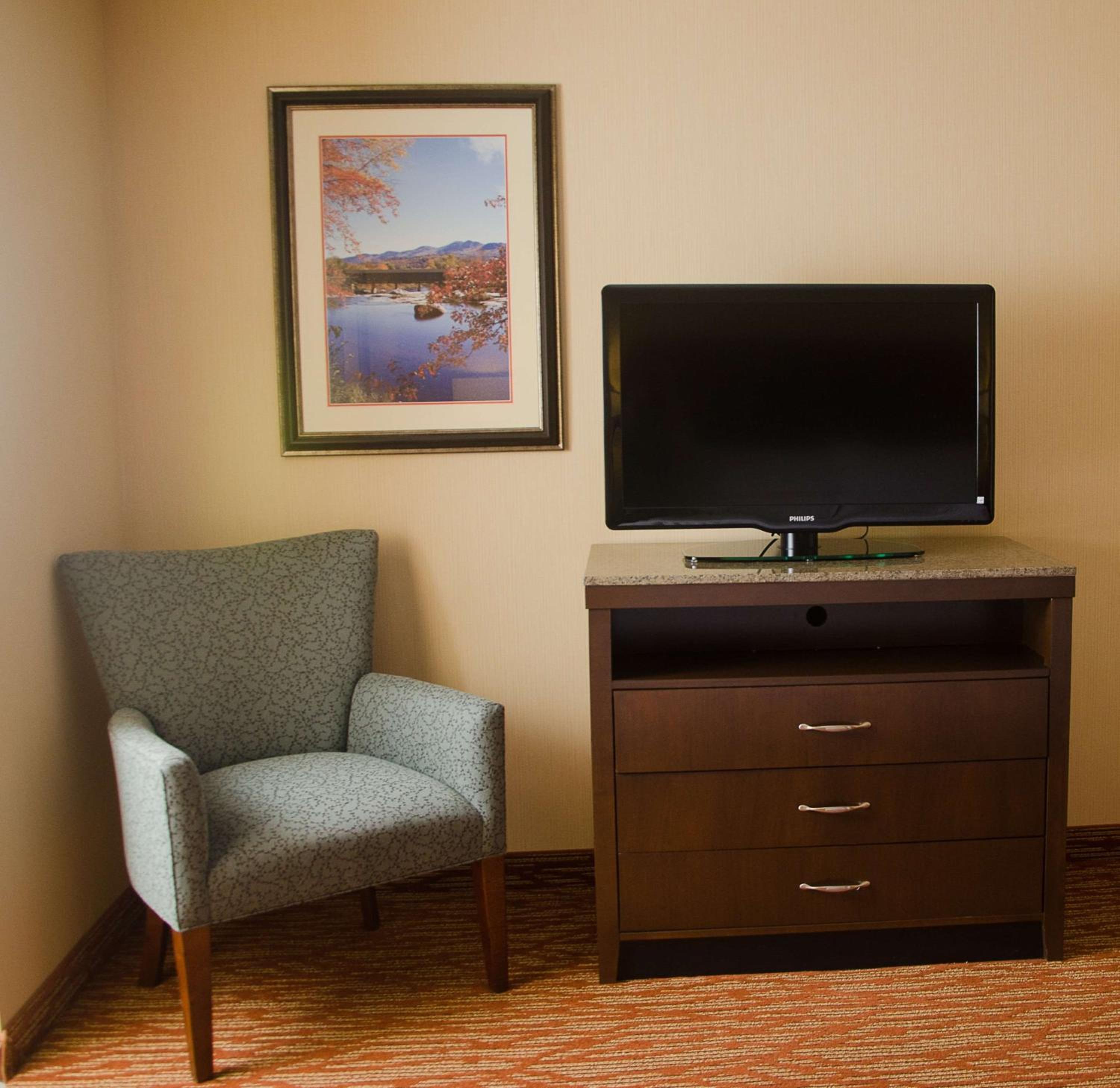 Junior King Suite - Mobility/Hearing Accessible