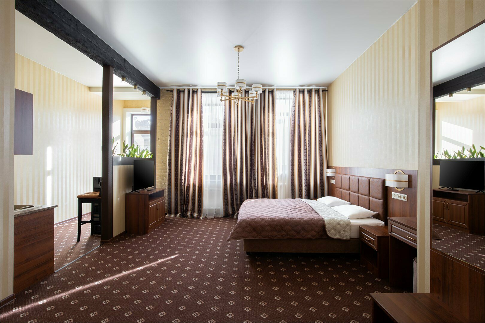 Апартаменты с просторной спальней, обеденной зоной и балконом