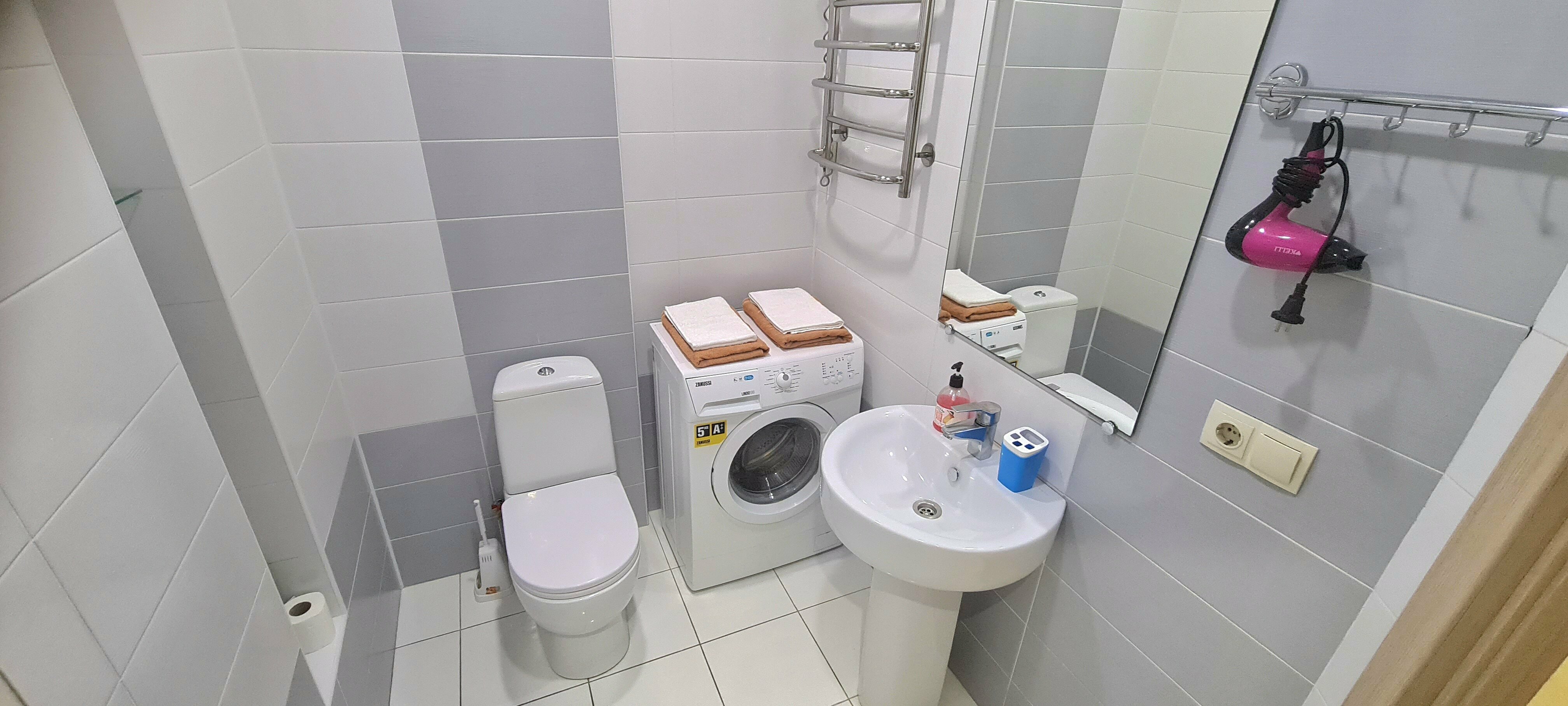 Стандарт "Фиолетовый" с  балконом с мини-кухней и с двуспальной кроватью