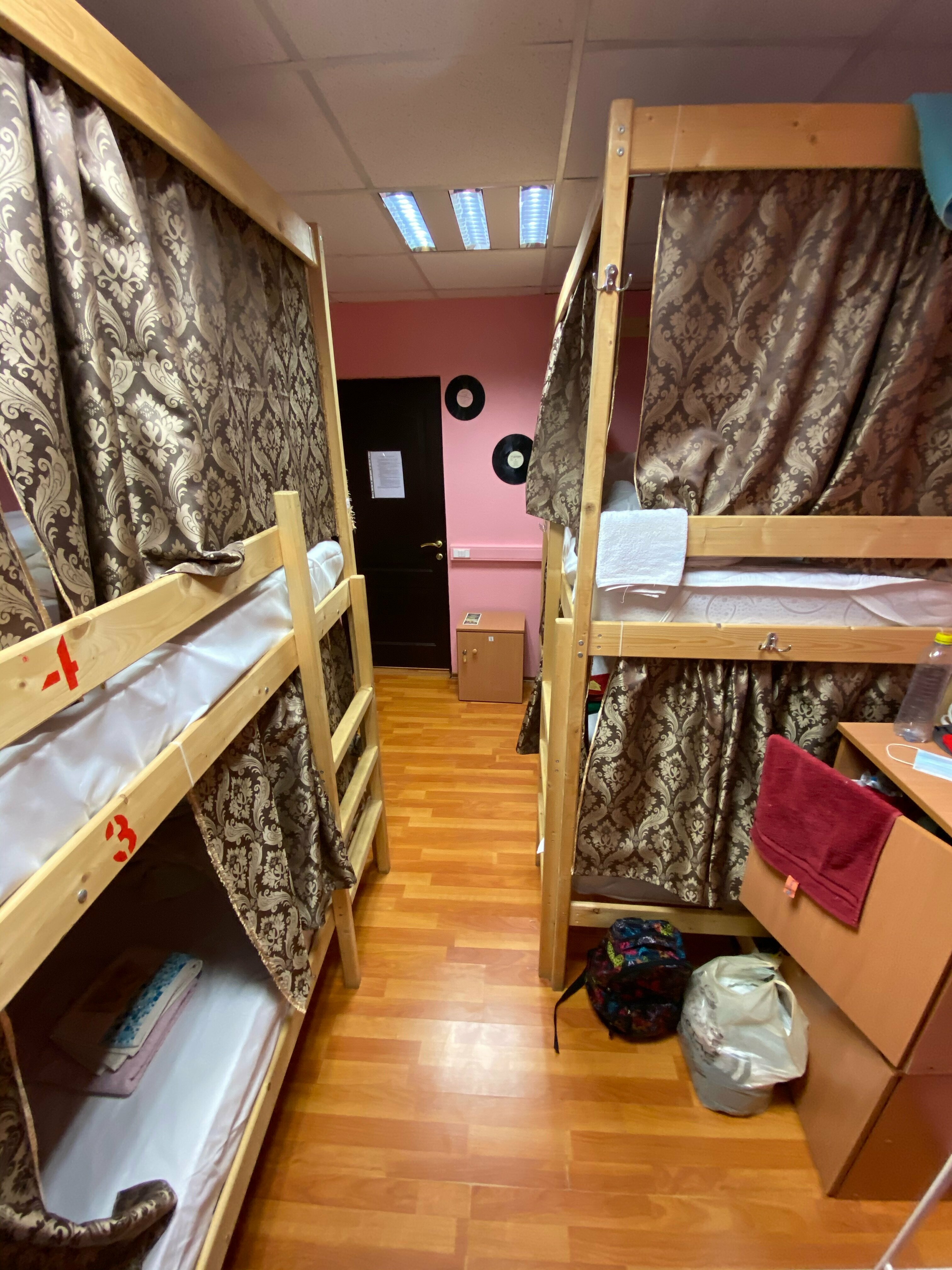 Двухместный женский номер с 2 отдельными кроватями и общей ванной комнатой