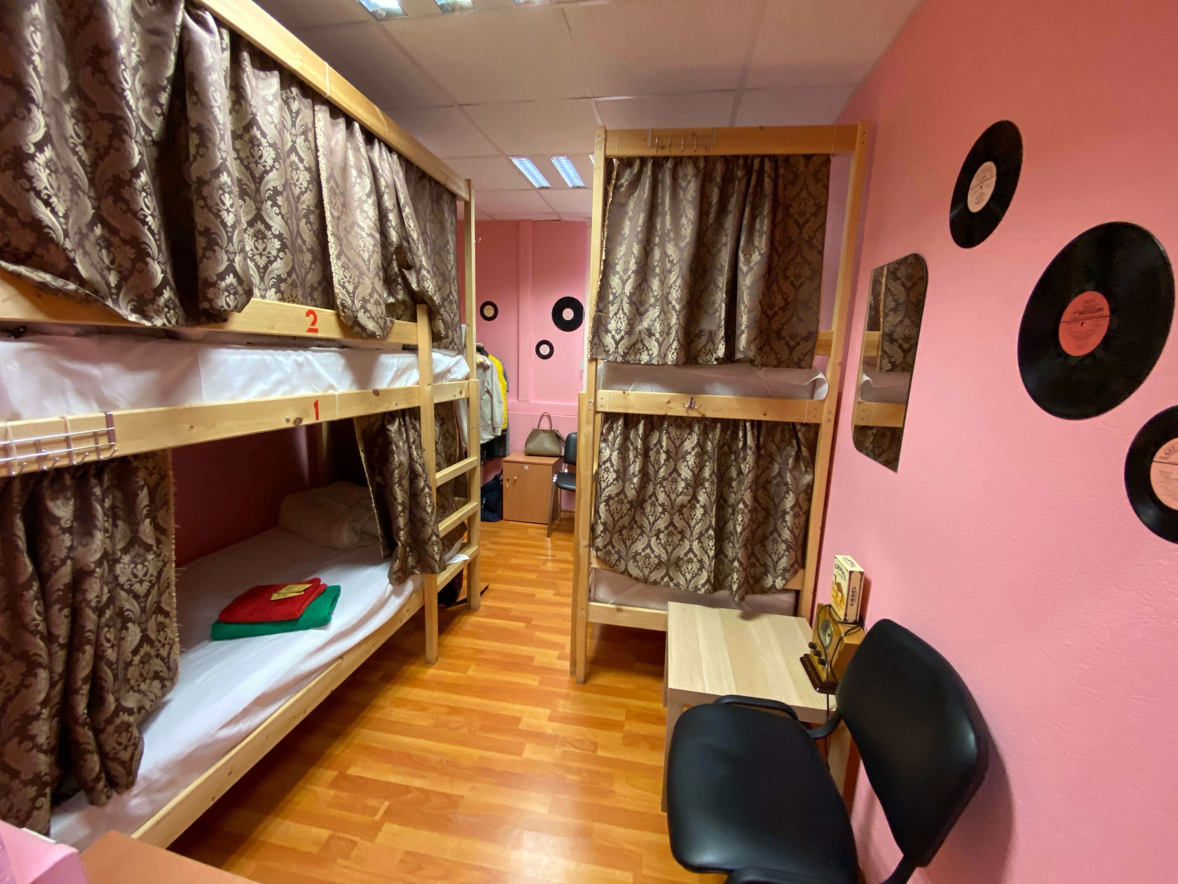 Двухместный женский номер с 2 отдельными кроватями и общей ванной комнатой