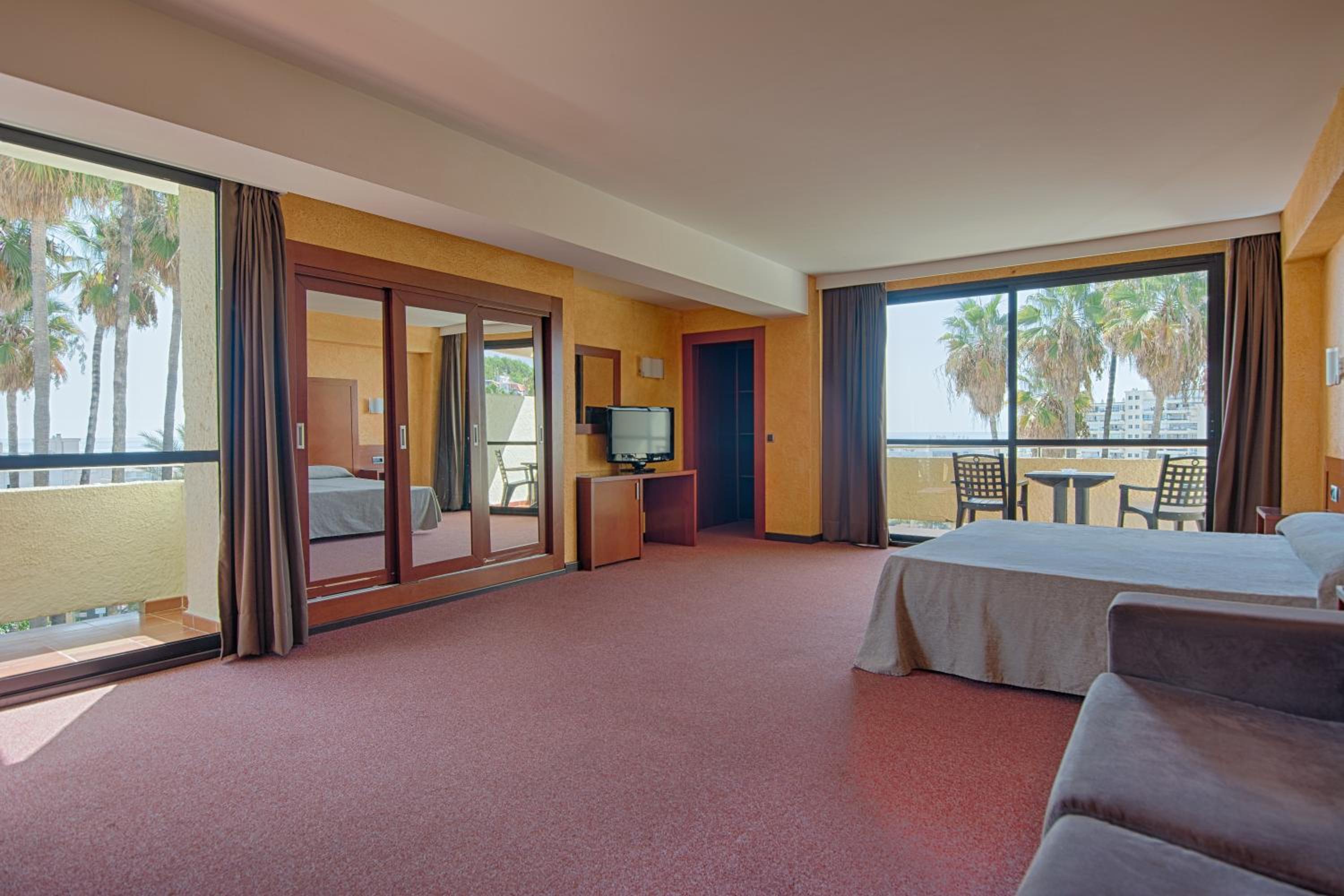 Quadruple Room (2 Adults + 2 Children)