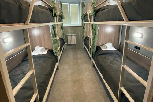 Кровать в общем номере для мужчин и женщин с 10 кроватями