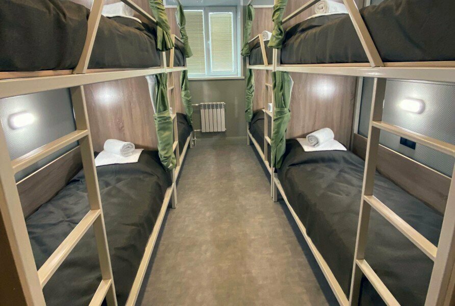 Кровать в общем номере для мужчин и женщин с 10 кроватями