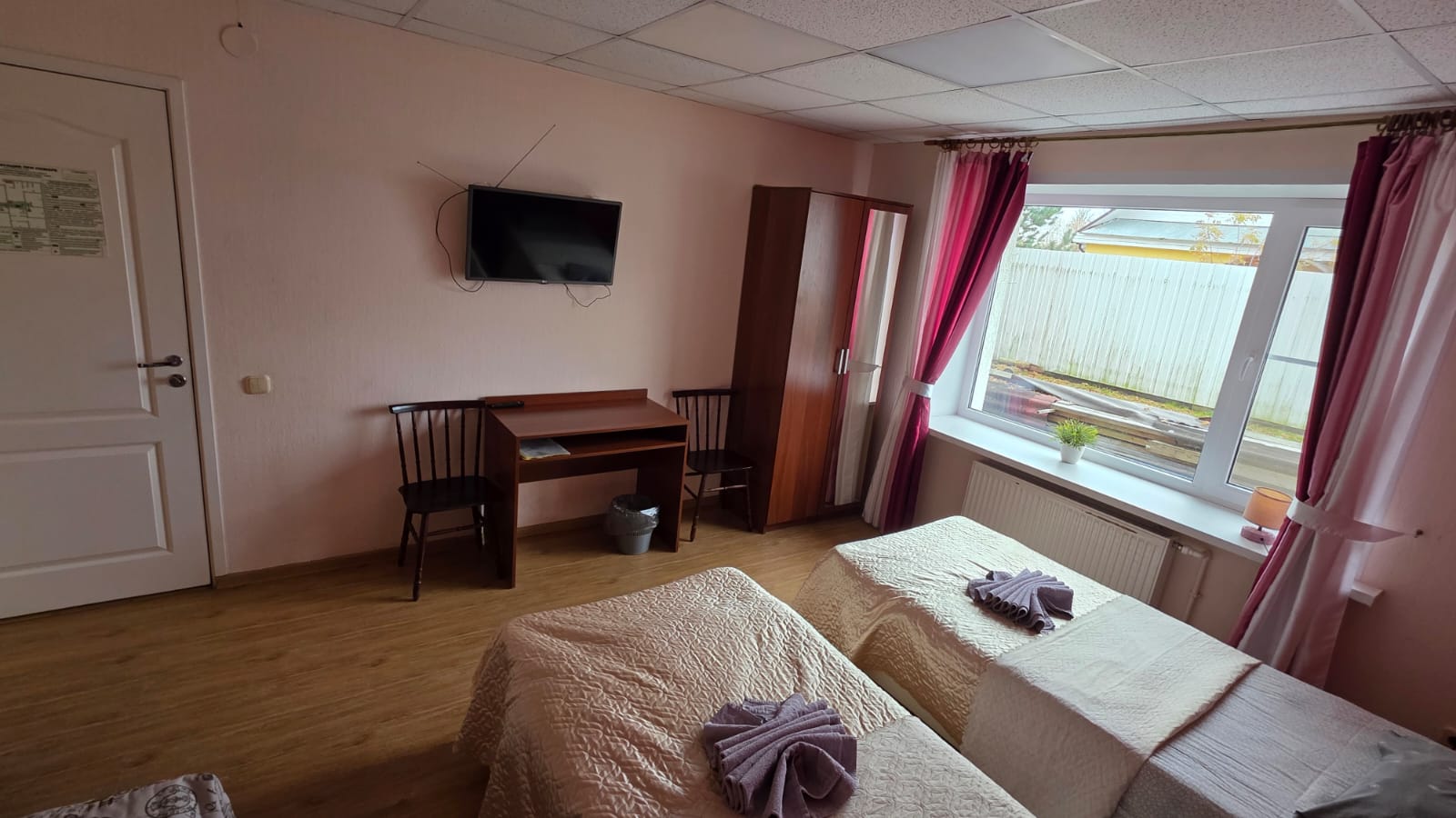 Двухместный номер с 2 отдельными кроватями и общей ванной комнатой