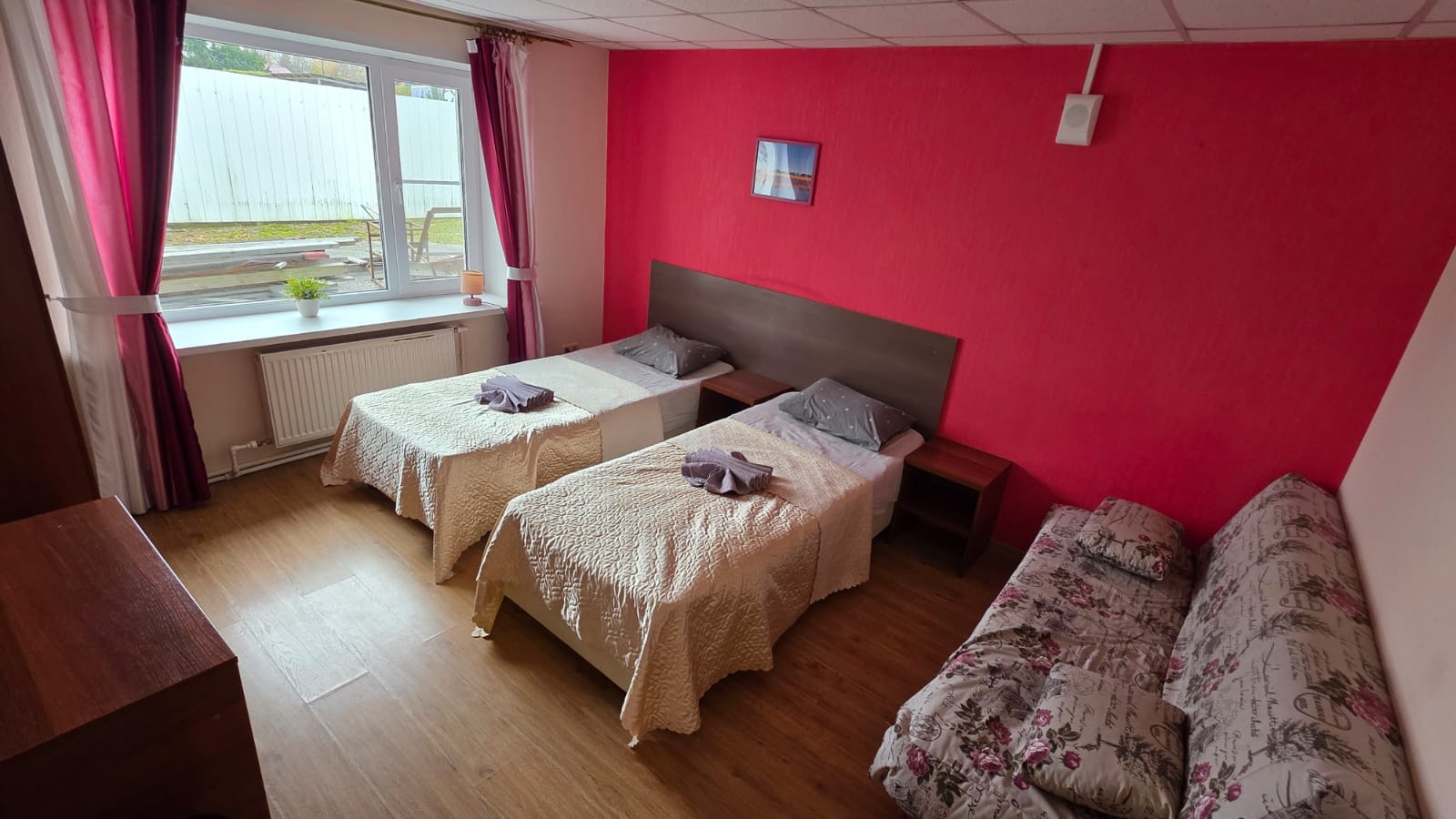 Двухместный номер с 2 отдельными кроватями и общей ванной комнатой